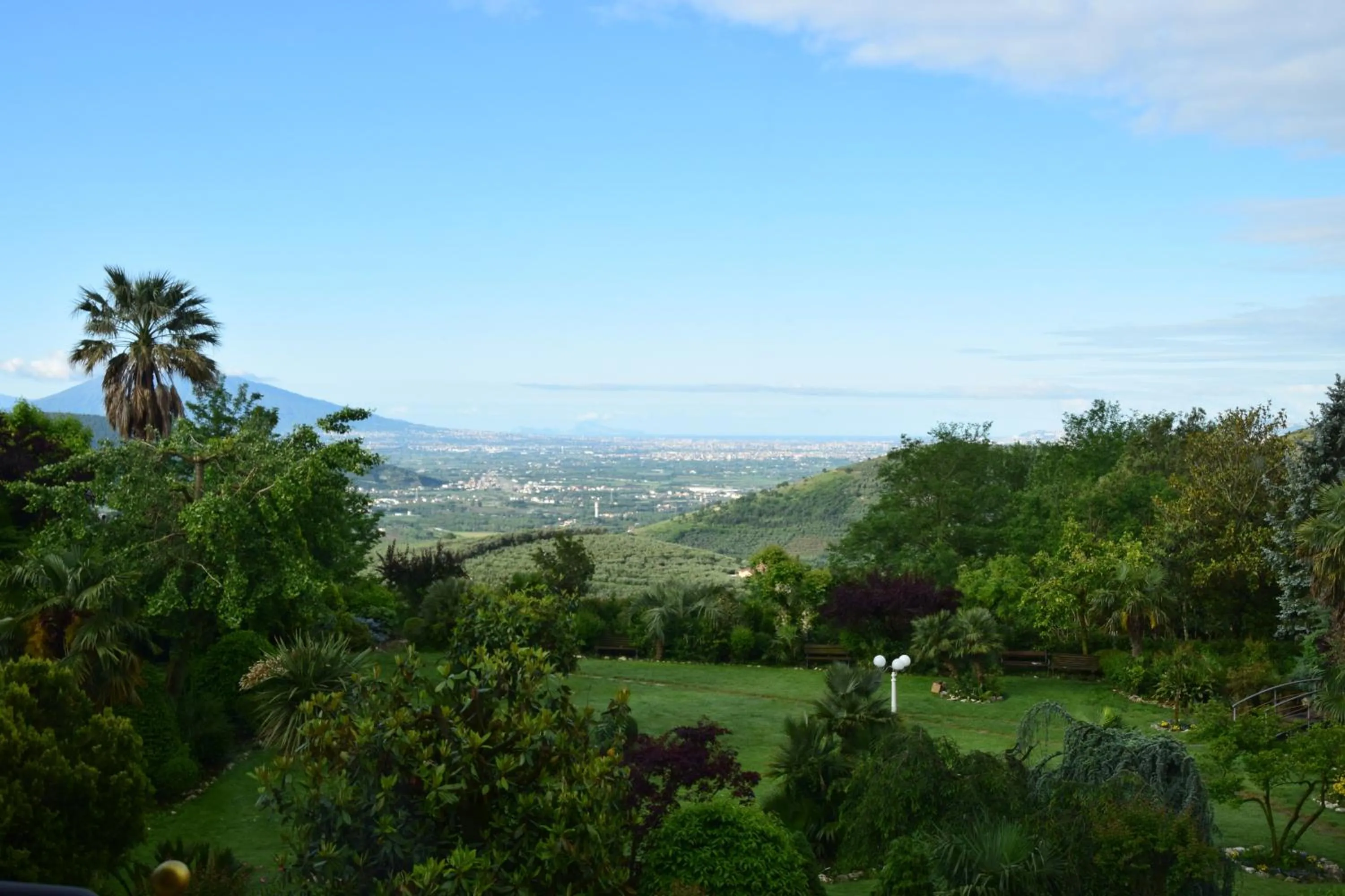 Garden view in Hotel Ristorante Guardanapoli