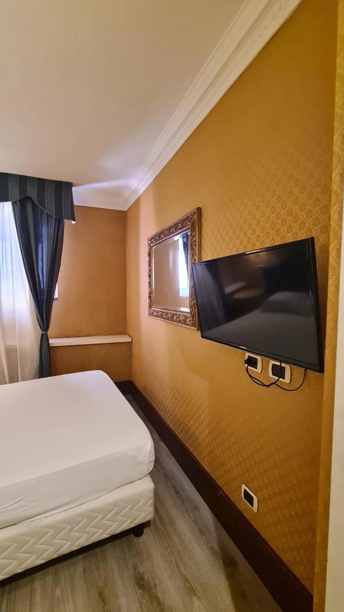 Bedroom, Bed in 939 Hotel