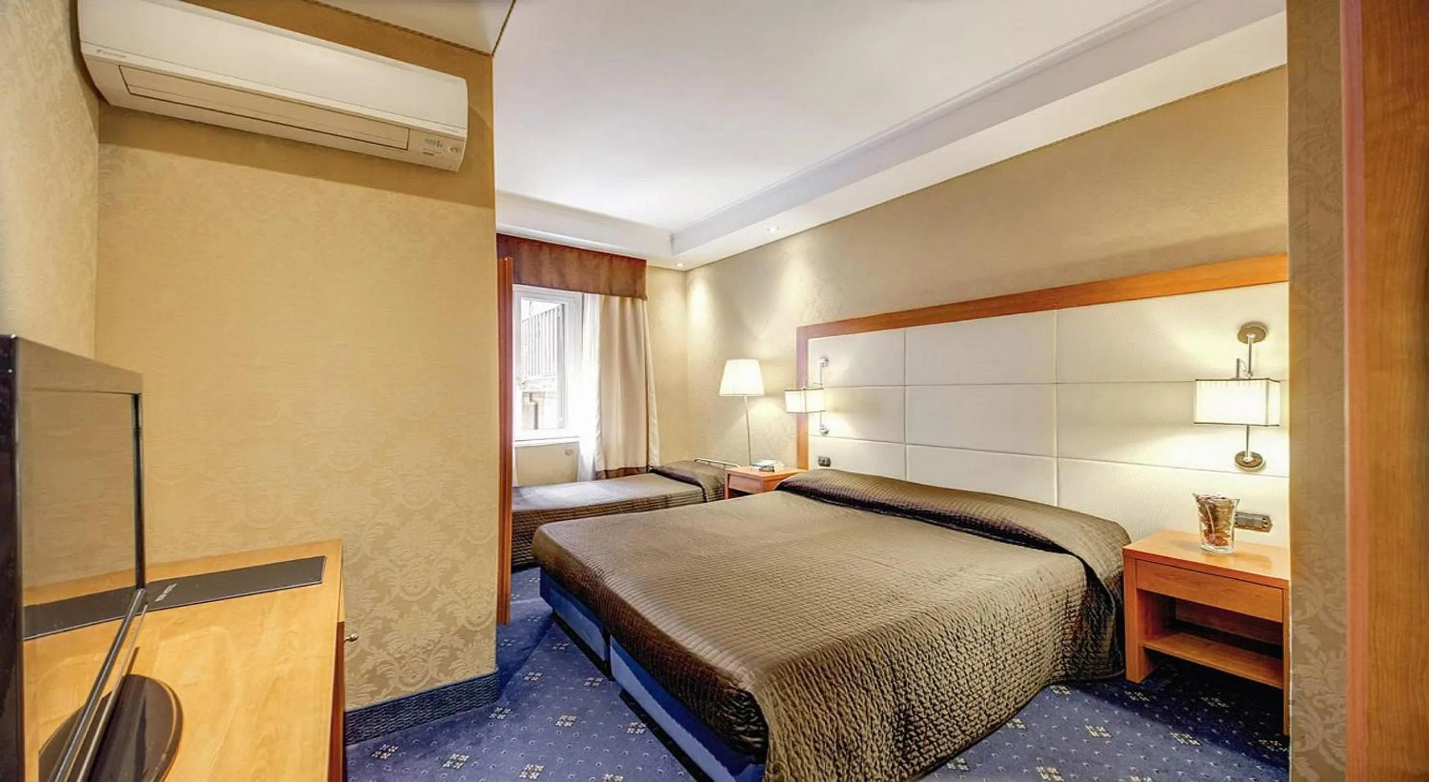 Photo of the whole room, Bed in 939 Hotel