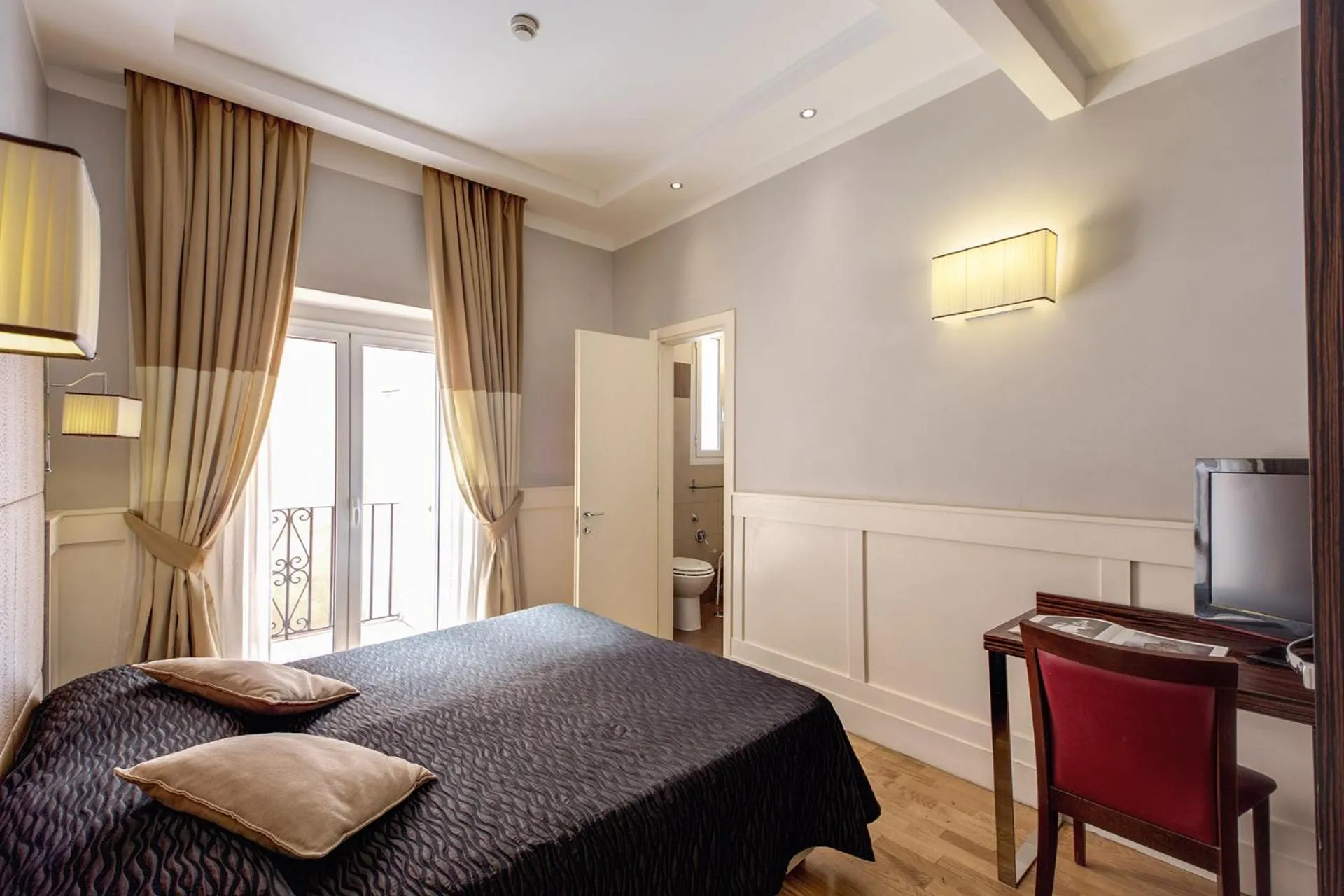 Photo of the whole room, Bed in 939 Hotel