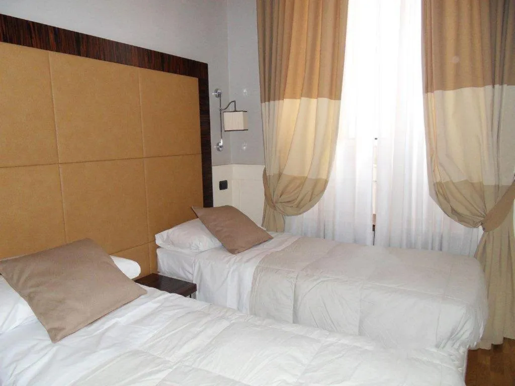 Bedroom, Bed in 939 Hotel