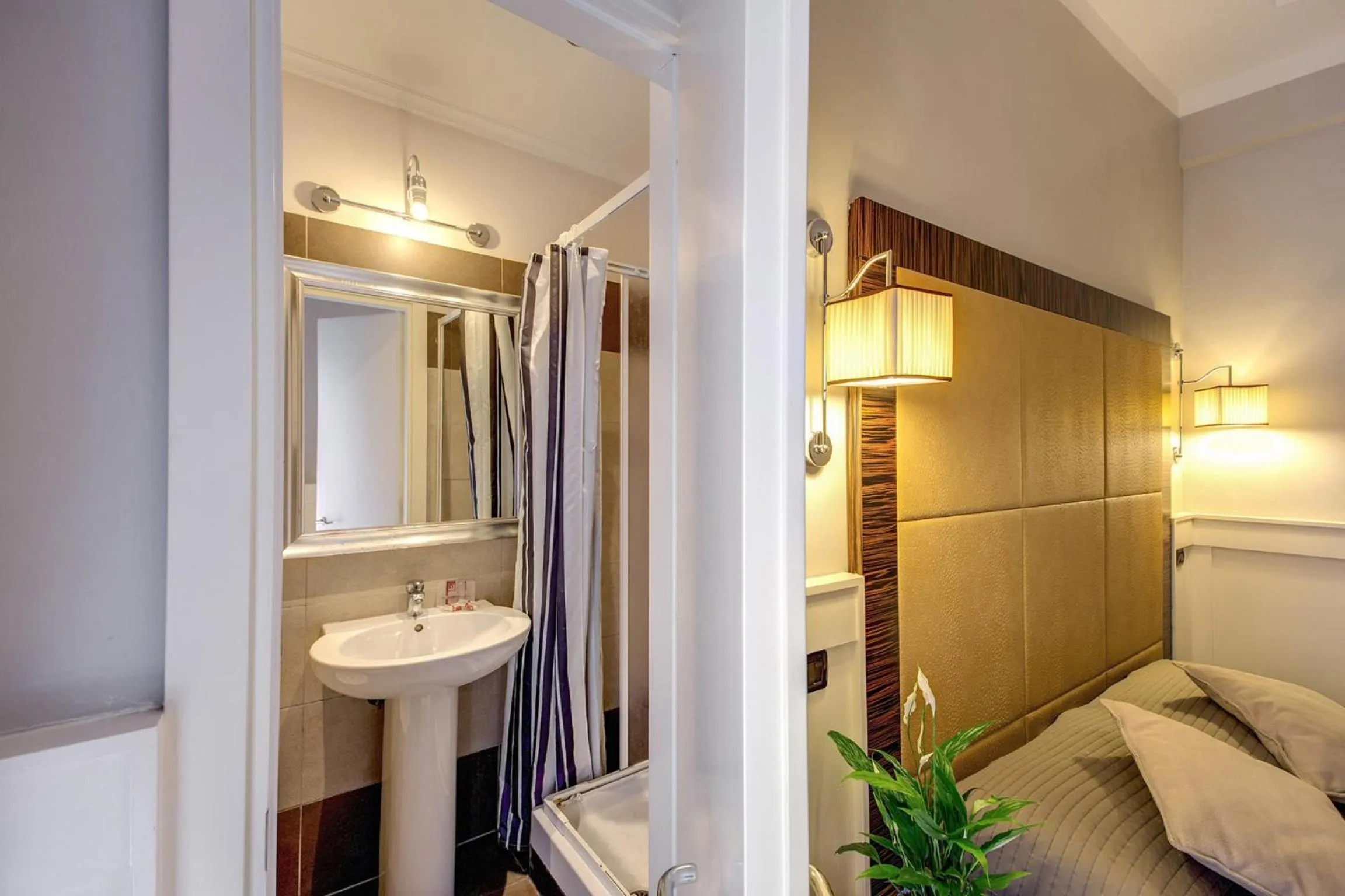 Photo of the whole room, Bed in 939 Hotel