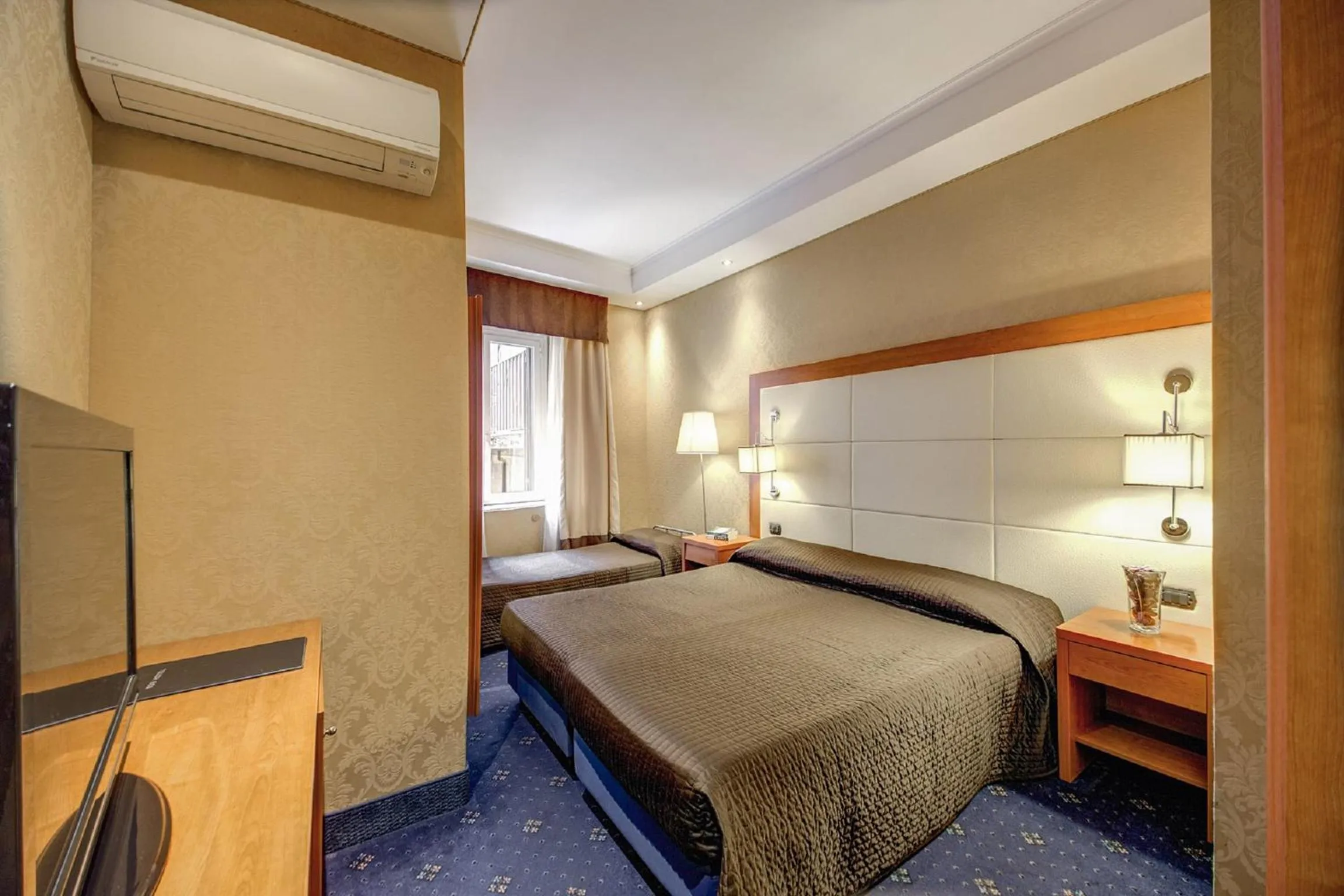 Photo of the whole room, Bed in 939 Hotel