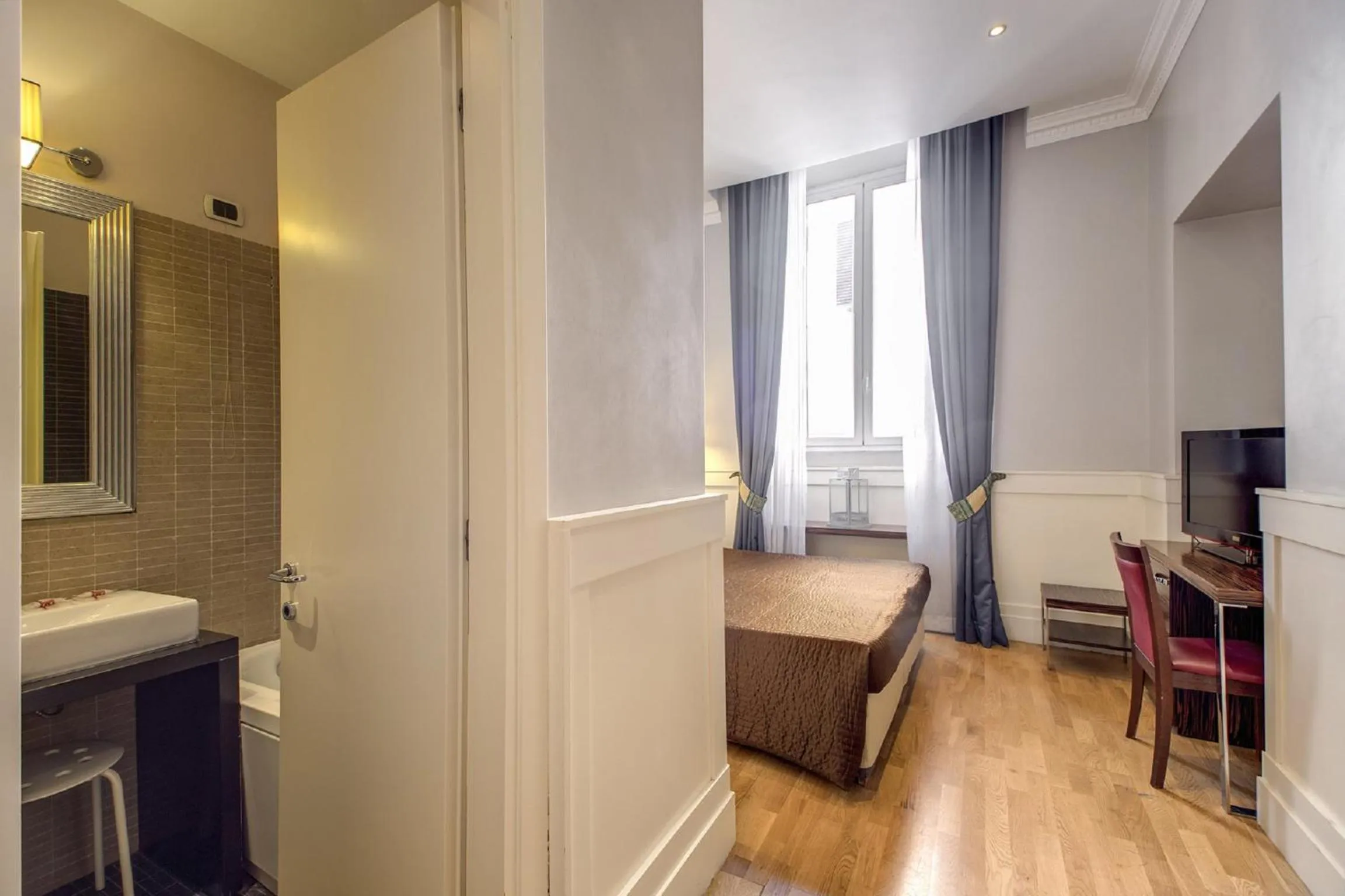 Photo of the whole room in 939 Hotel