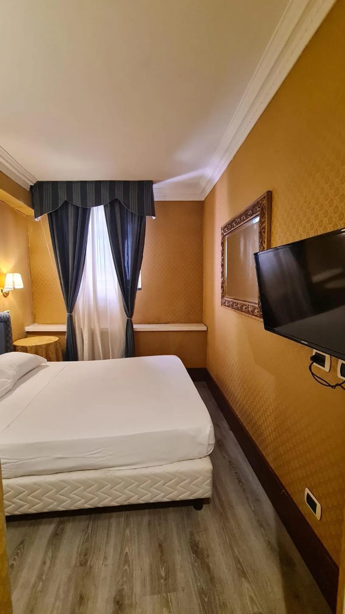 Bedroom, Bed in 939 Hotel