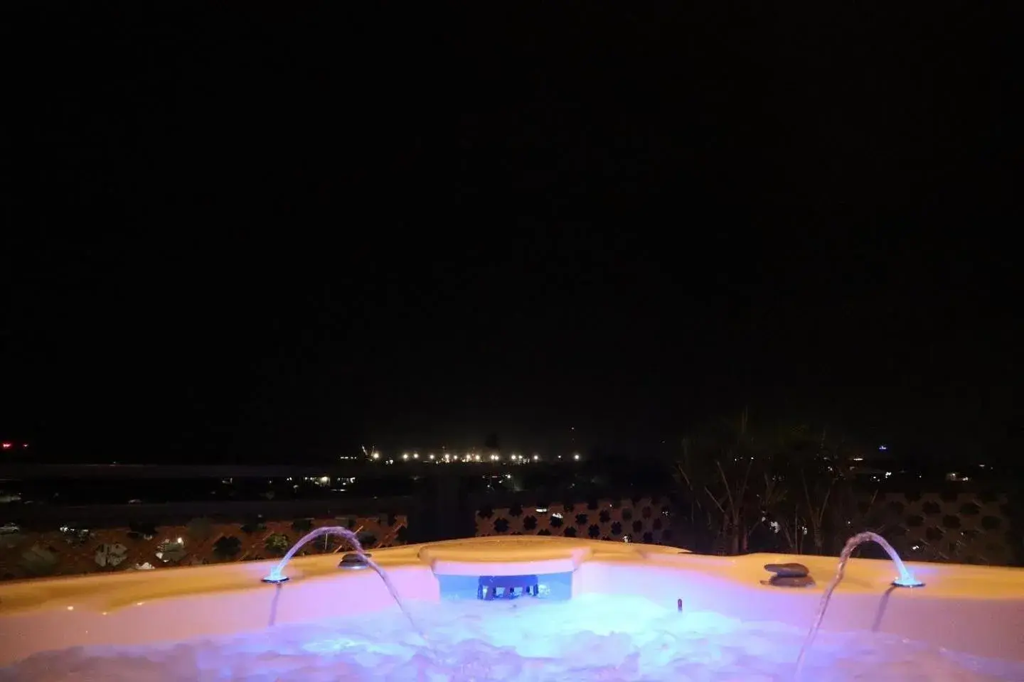 King Suite with Spa Bath in Empire Apartments Su 1 Celinastraat King Suite with Spa Bath in Empire Apartments Su 1 Celinastraat