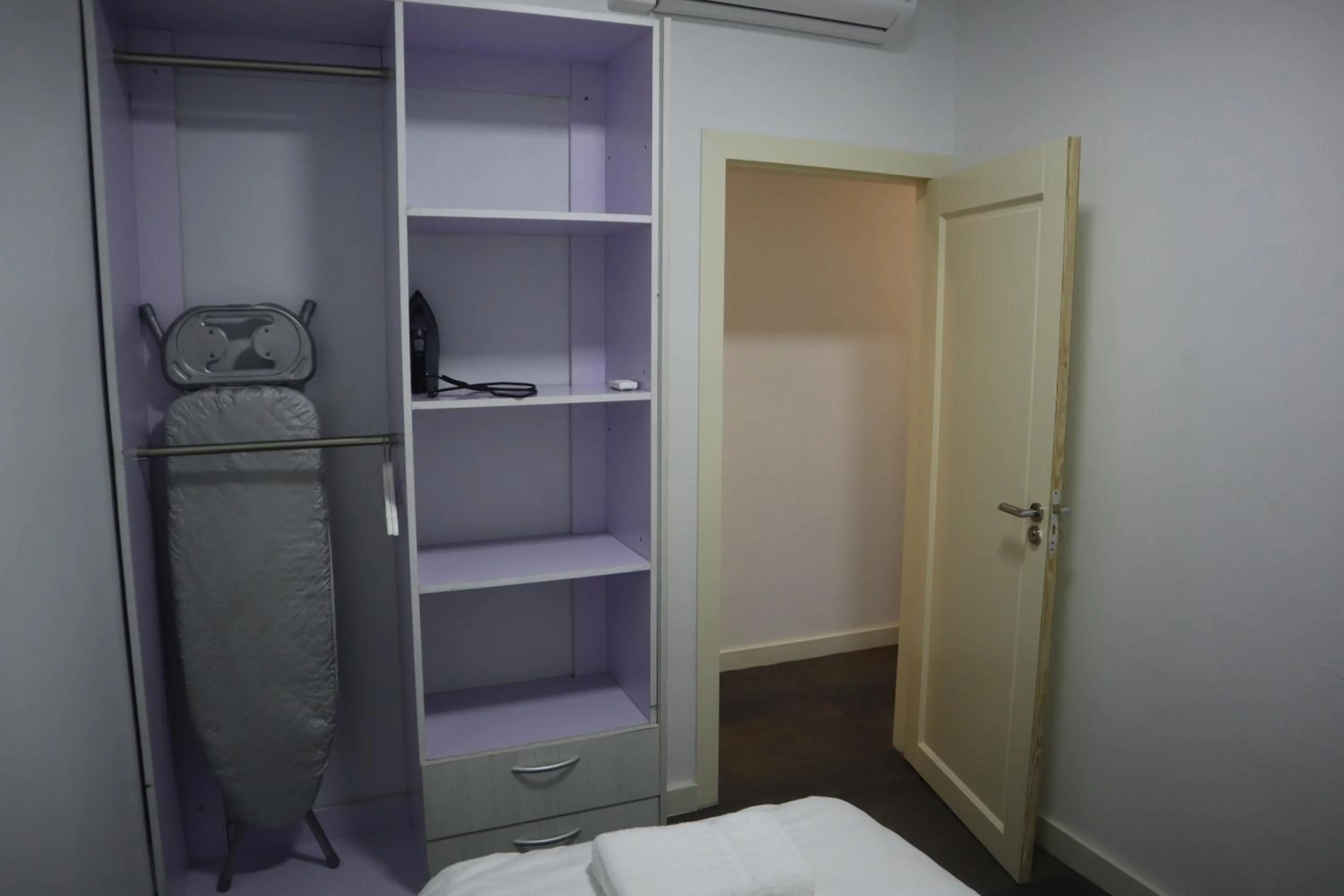 Bedroom, Bed in Empire Apartments Su 1 Celinastraat