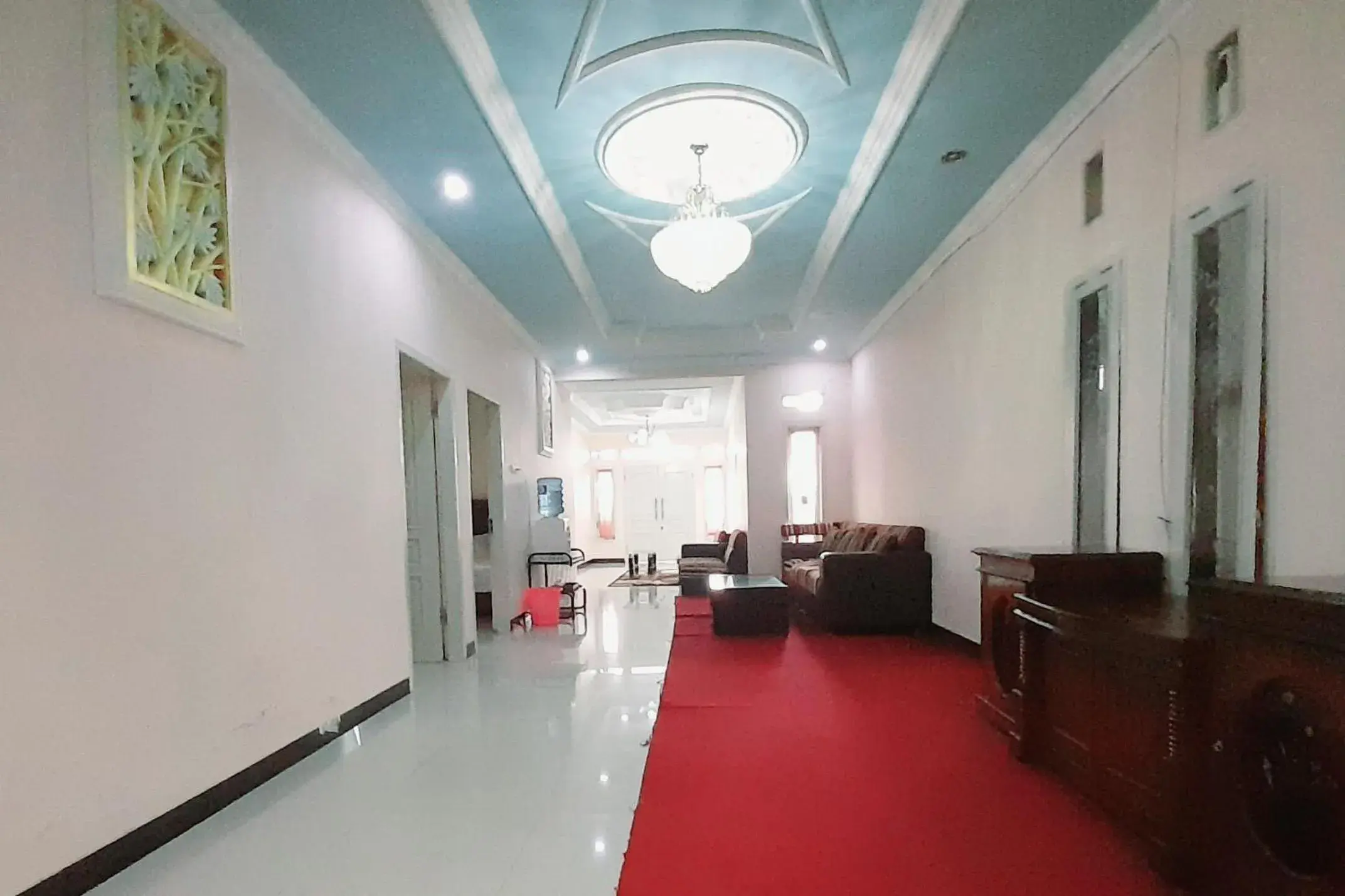 Living room in RedDoorz Syariah near Komplek Candi Arjuna Dieng 2 Living room in RedDoorz Syariah near Komplek Candi Arjuna Dieng 2