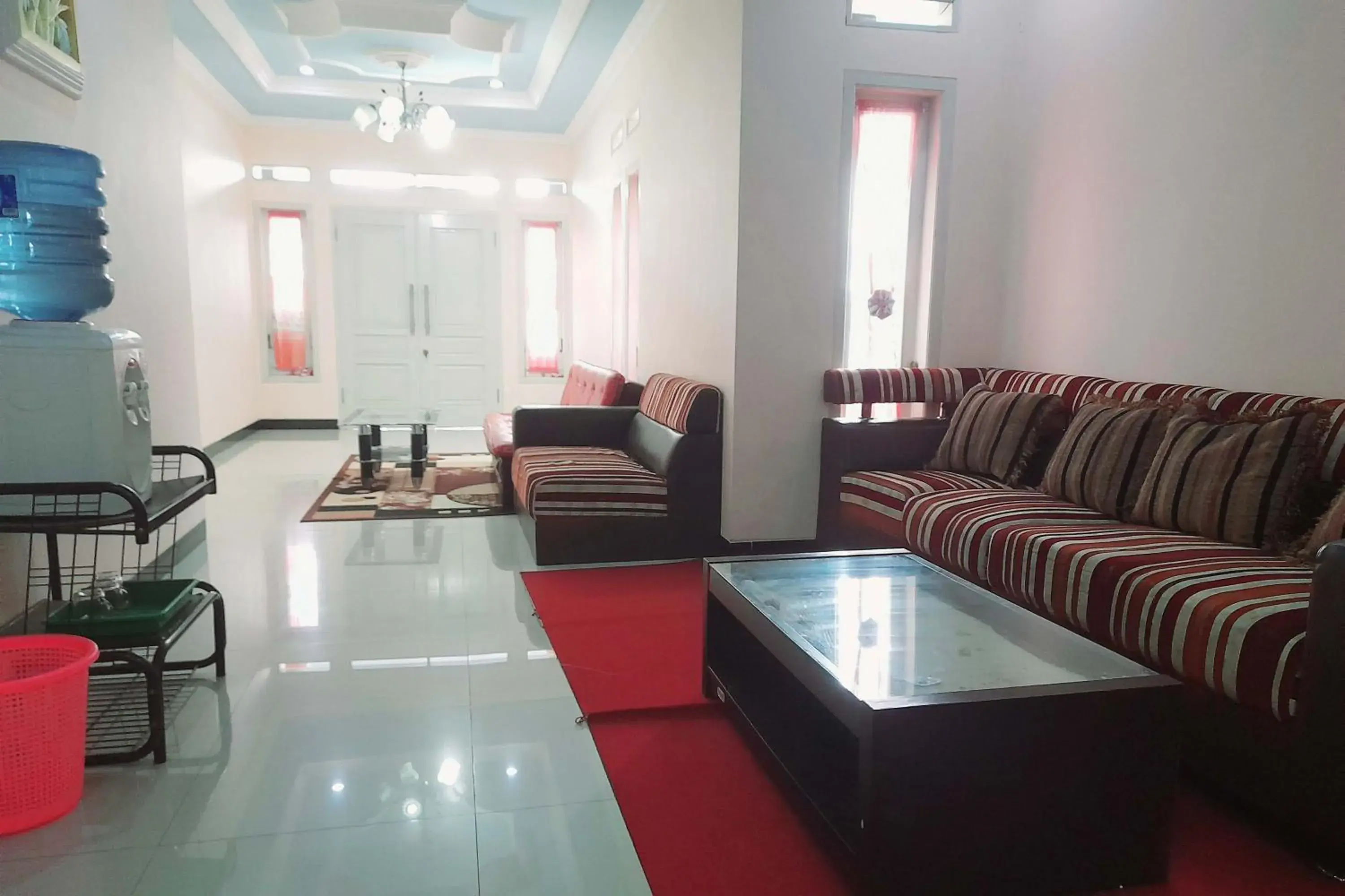 Living room in RedDoorz Syariah near Komplek Candi Arjuna Dieng 2 Living room in RedDoorz Syariah near Komplek Candi Arjuna Dieng 2