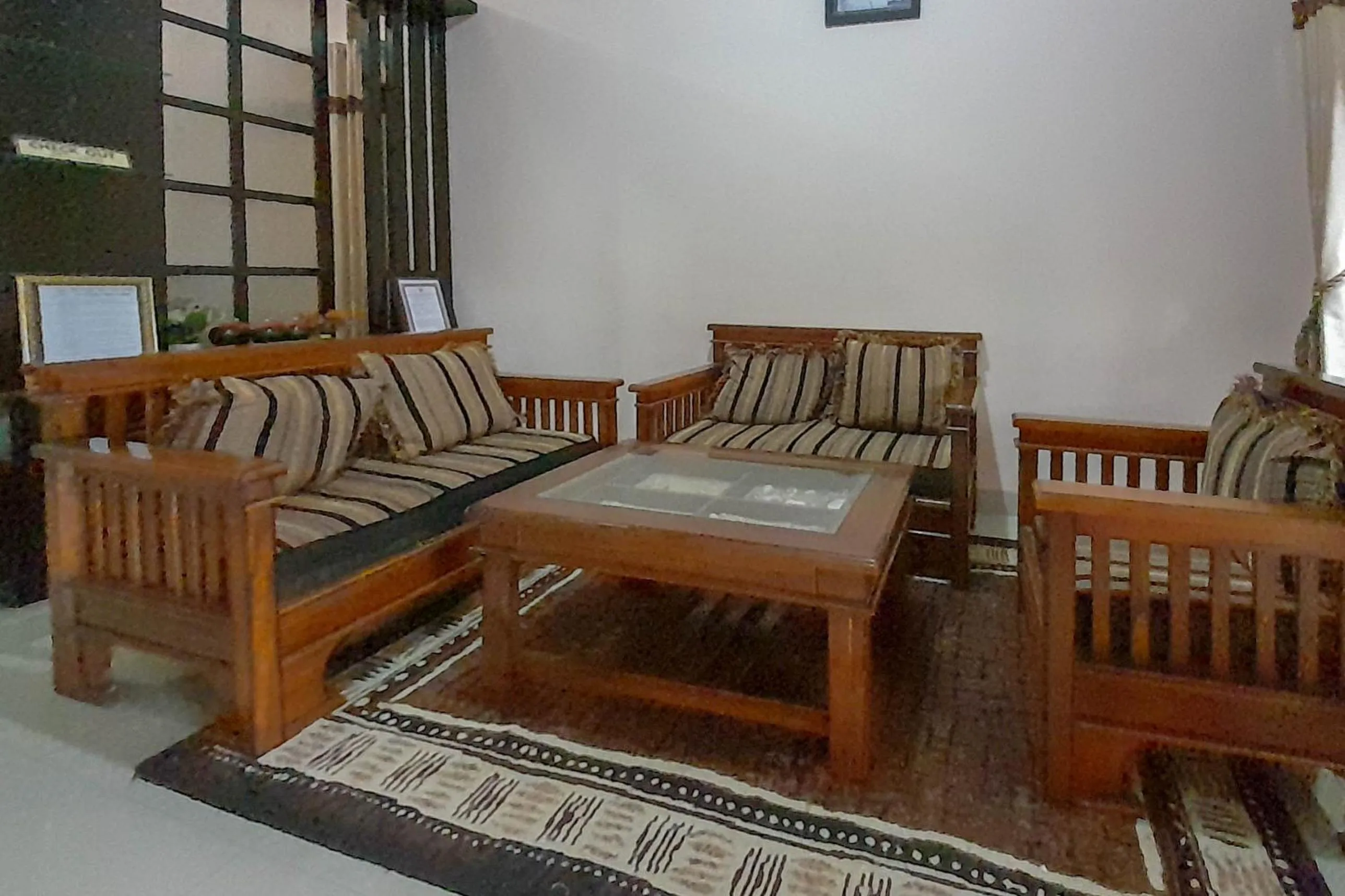 Living room in RedDoorz Syariah near Komplek Candi Arjuna Dieng 2