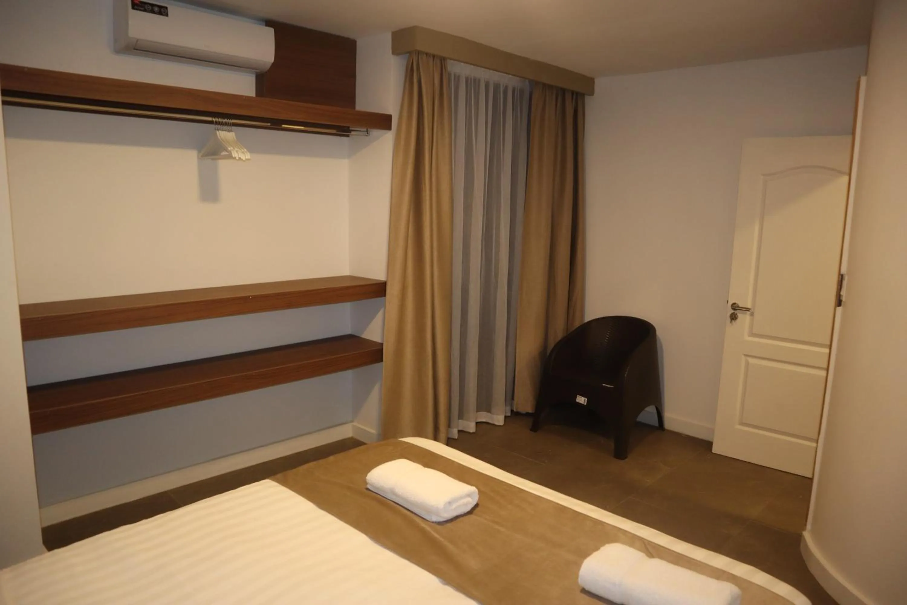 Bed in Empire Apartments SU 2 Marthastraat