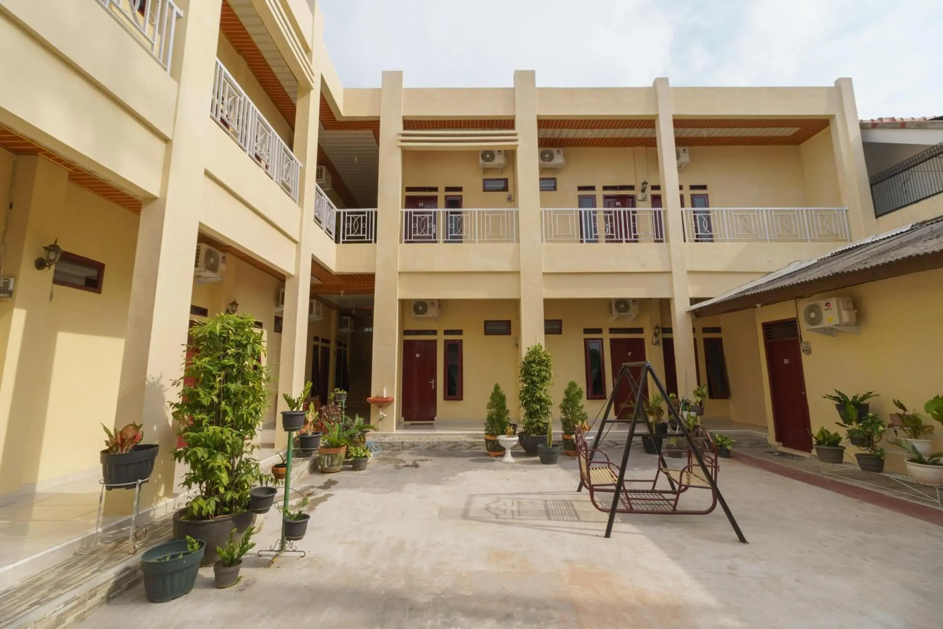 Property building in RedDoorz @ Jalan Sultan Agung Lampung Property building in RedDoorz @ Jalan Sultan Agung Lampung