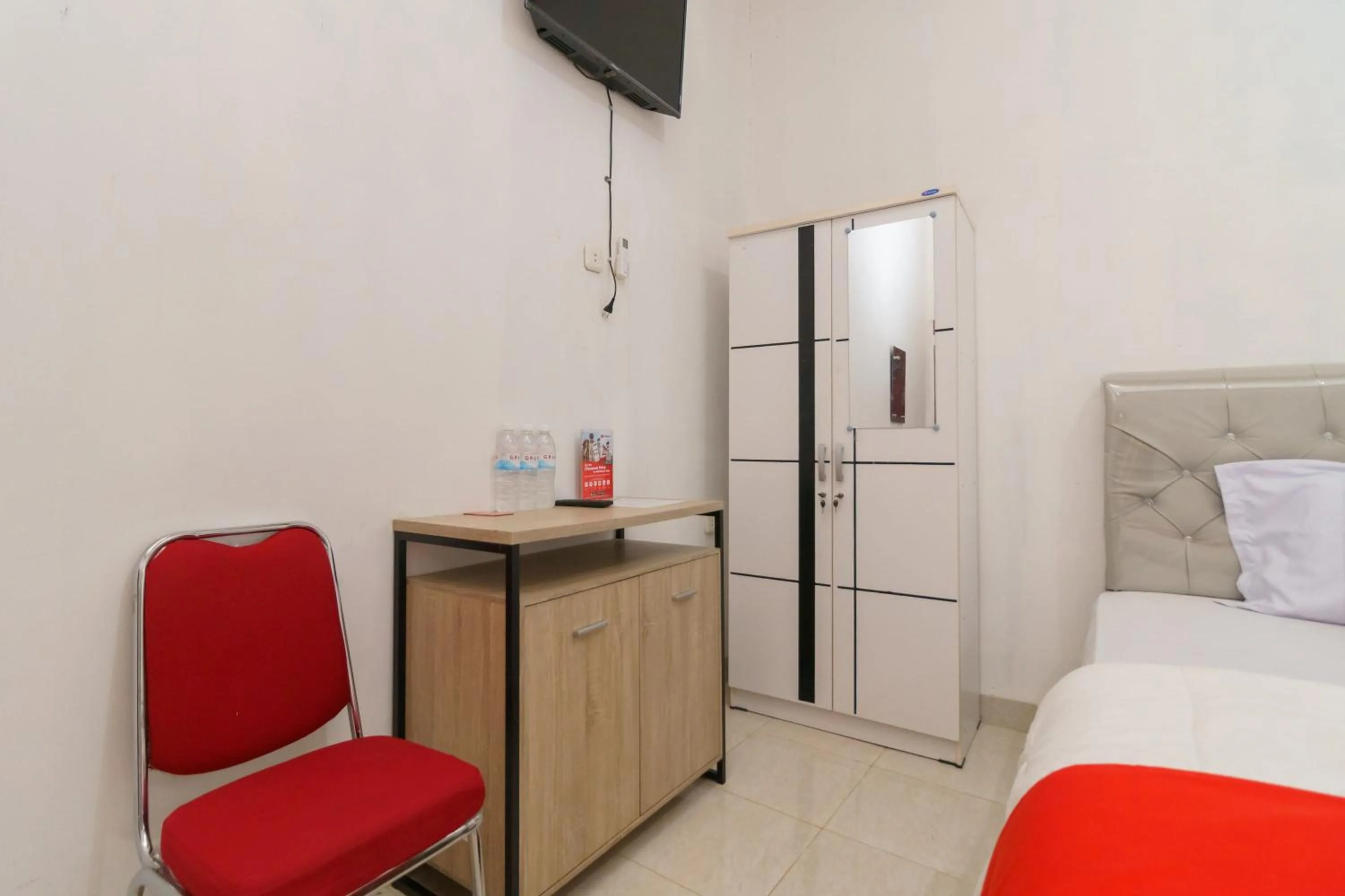 Bedroom, Bed in RedDoorz @ Jalan Sultan Agung Lampung