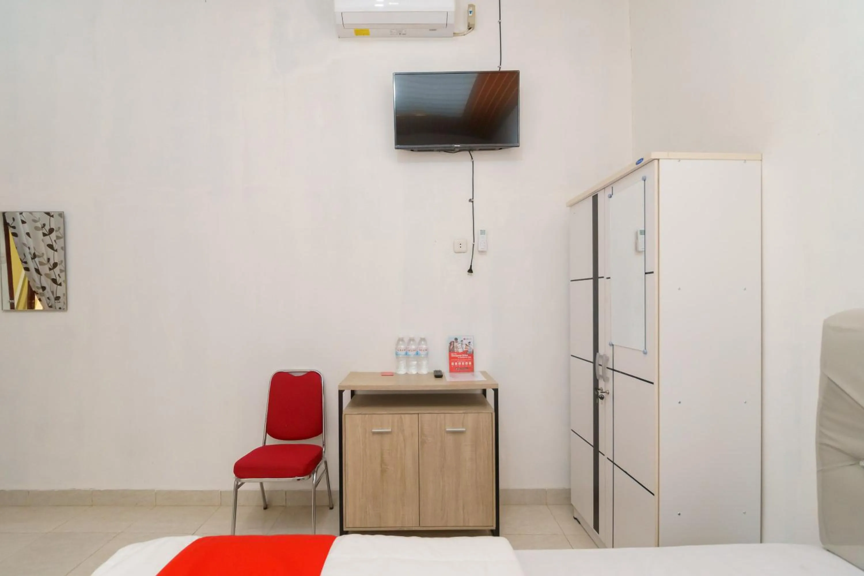 hair dresser, Bed in RedDoorz @ Jalan Sultan Agung Lampung