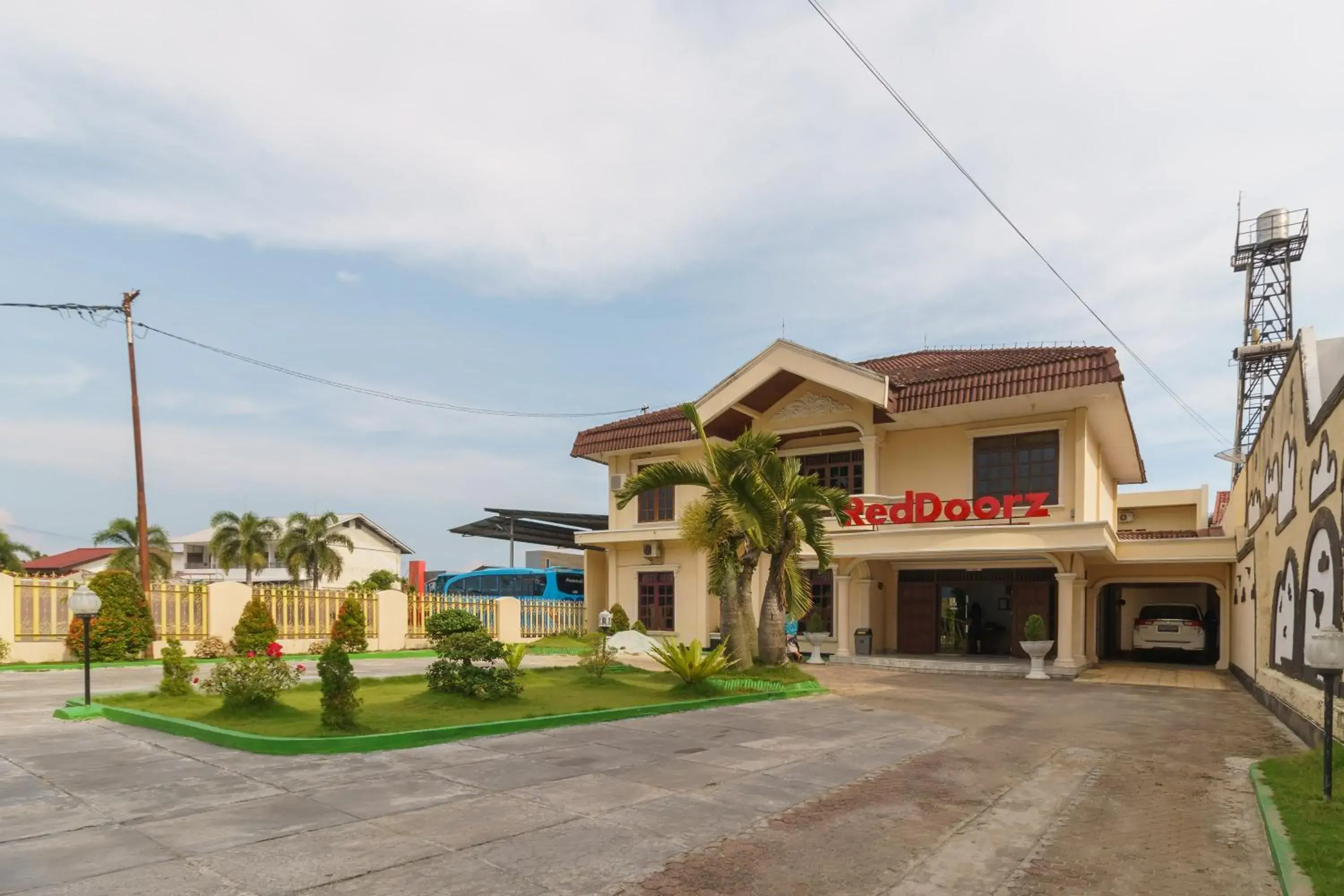 Property building in RedDoorz @ Jalan Sultan Agung Lampung Property building in RedDoorz @ Jalan Sultan Agung Lampung