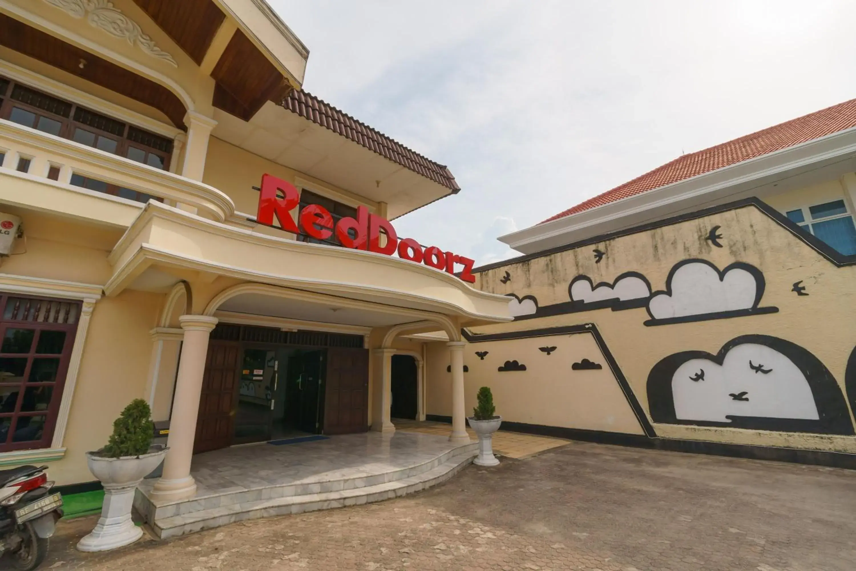 Property building in RedDoorz @ Jalan Sultan Agung Lampung Property building in RedDoorz @ Jalan Sultan Agung Lampung