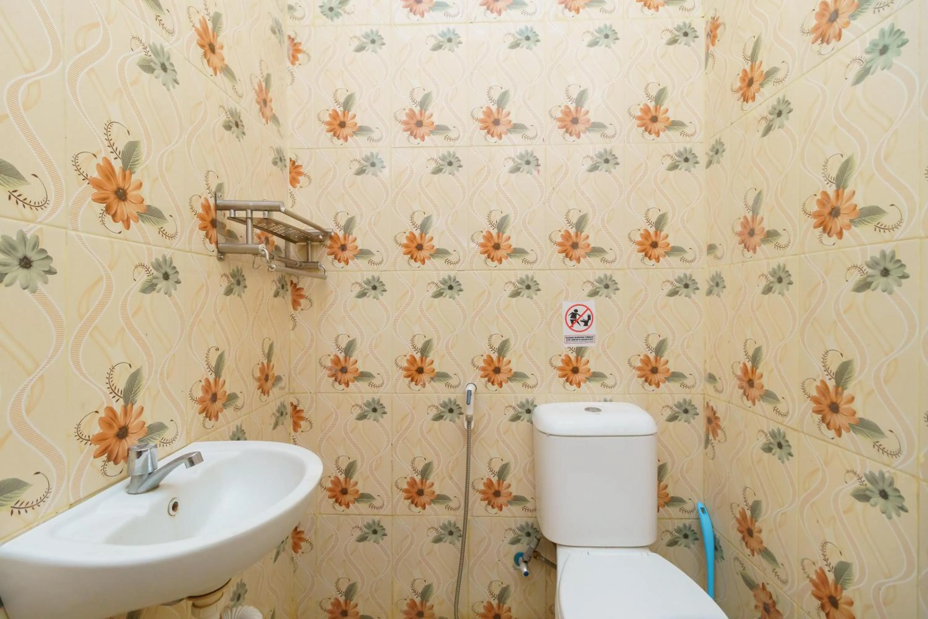 Bathroom in RedDoorz @ Jalan Sultan Agung Lampung