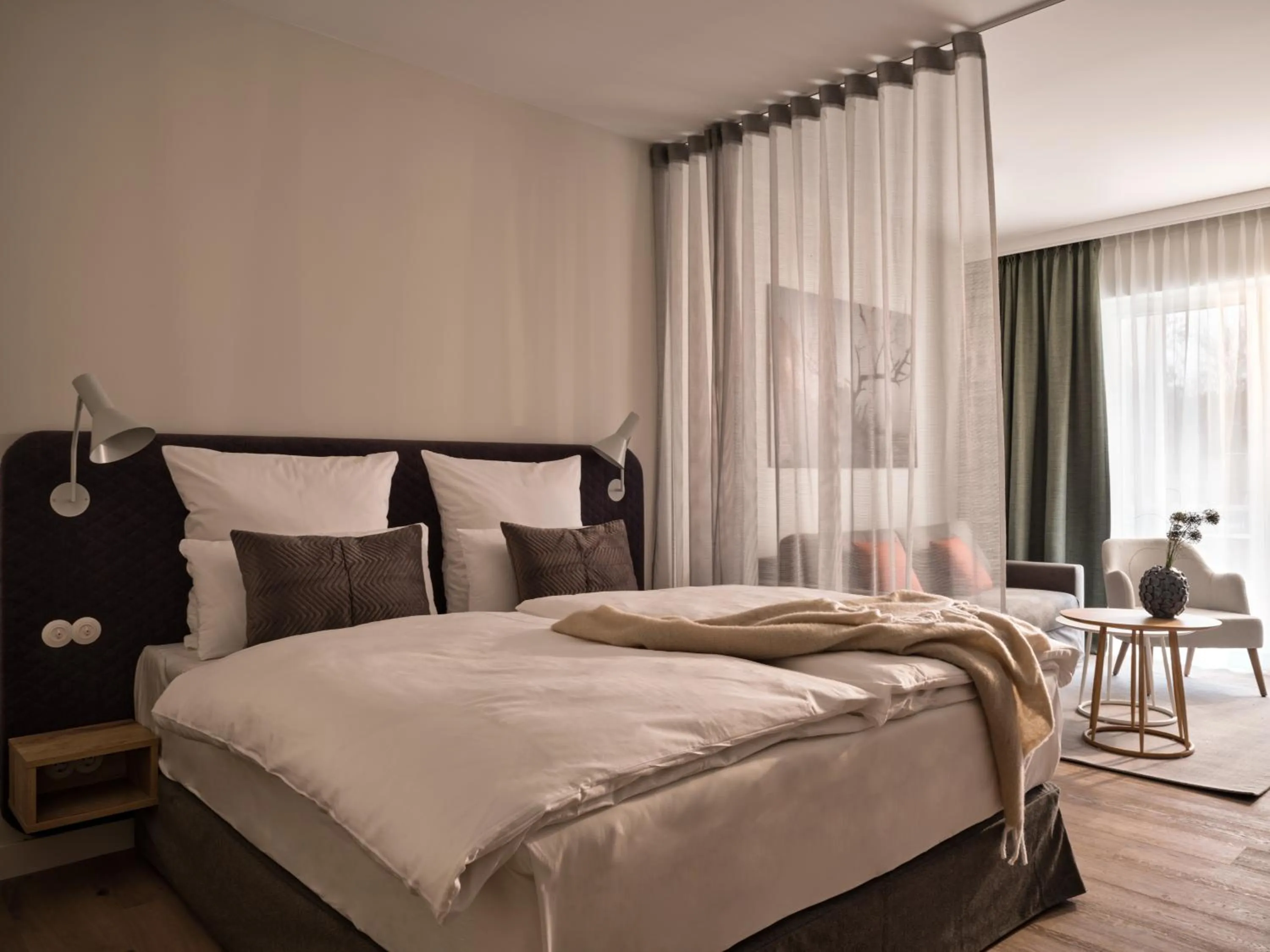 Photo of the whole room, Bed in the breeze