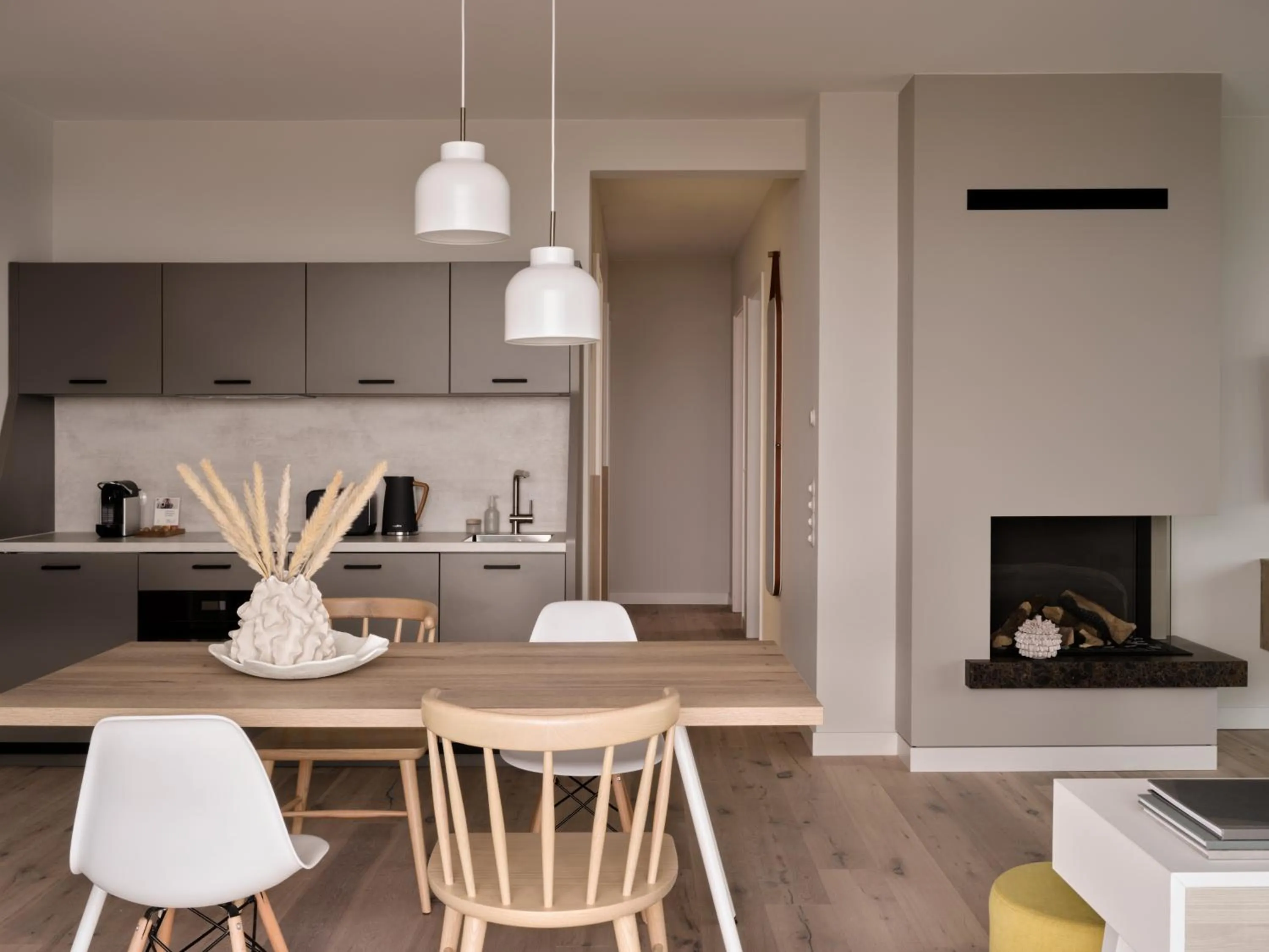 Photo of the whole room in the breeze