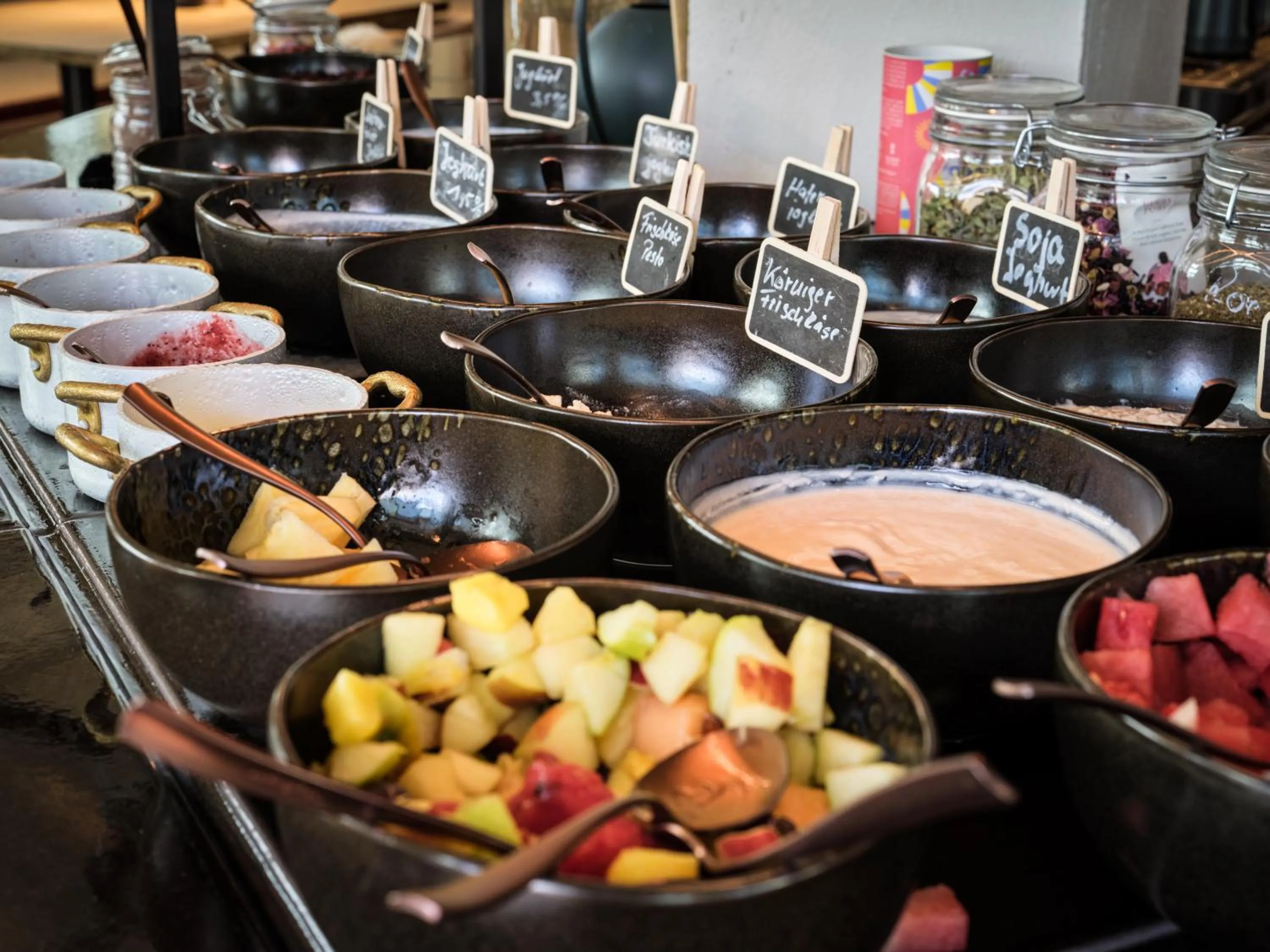 Restaurant/places to eat in the breeze