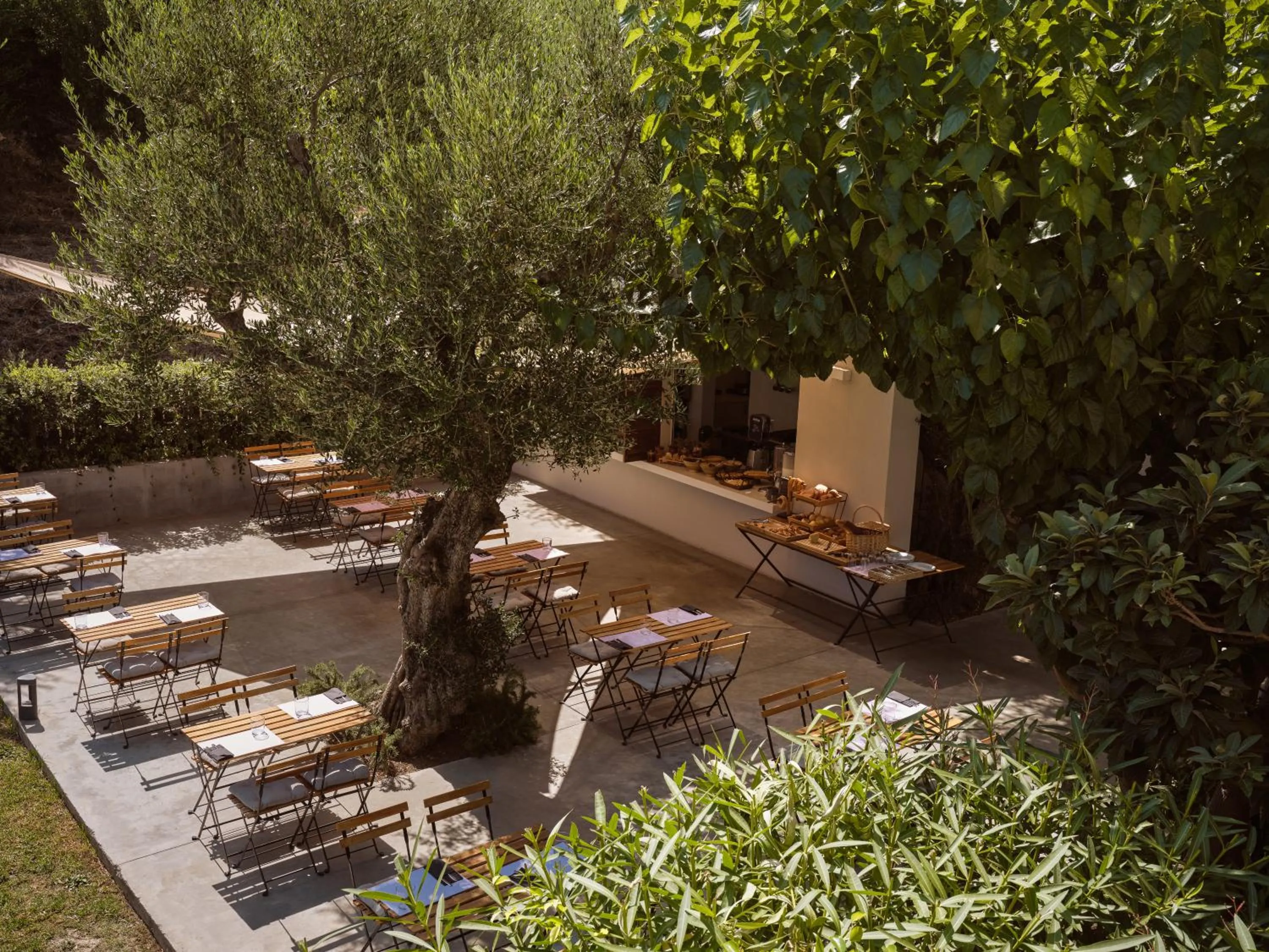 Restaurant/places to eat in New Beach Hotel