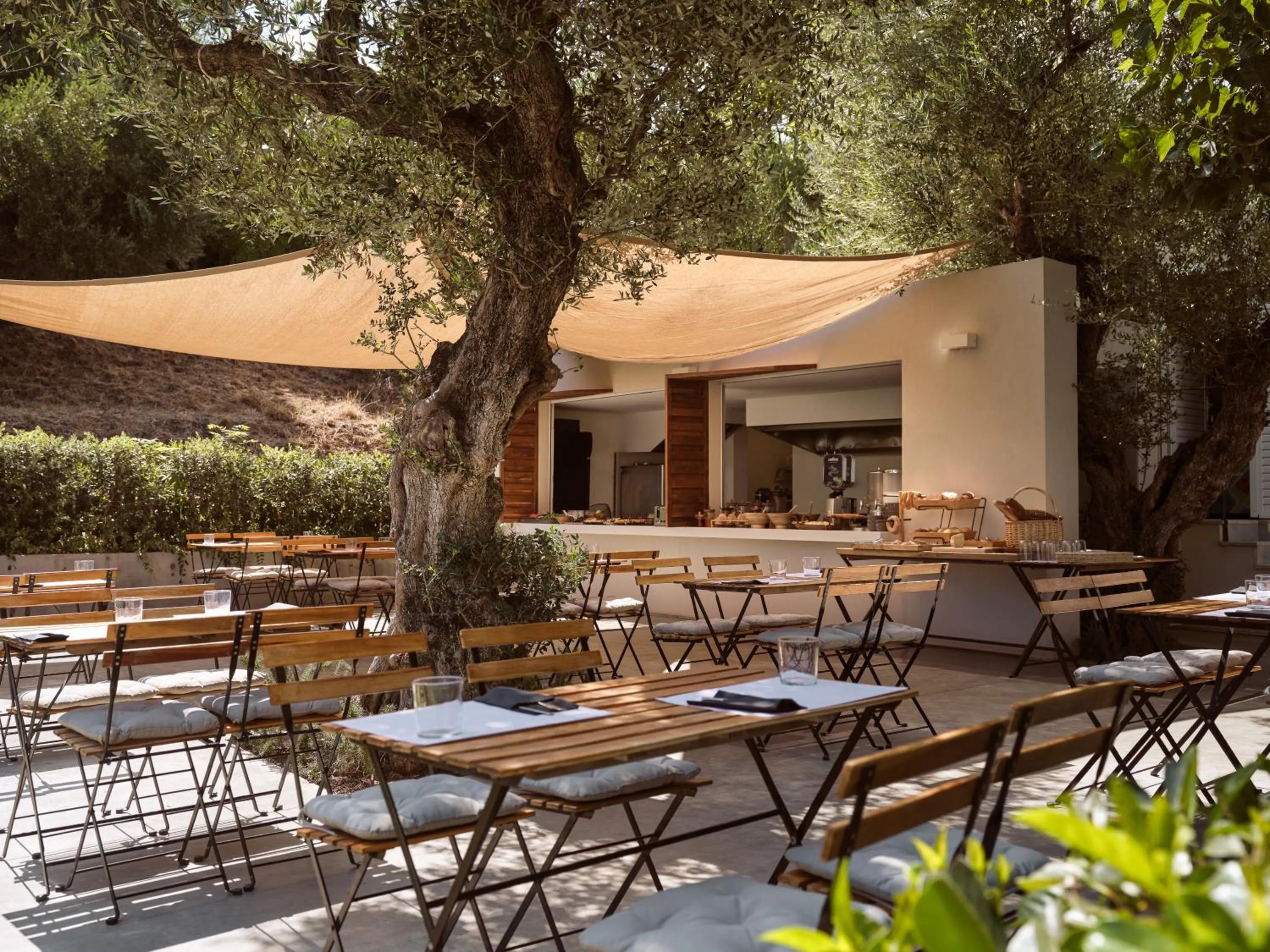 Restaurant/places to eat in New Beach Hotel