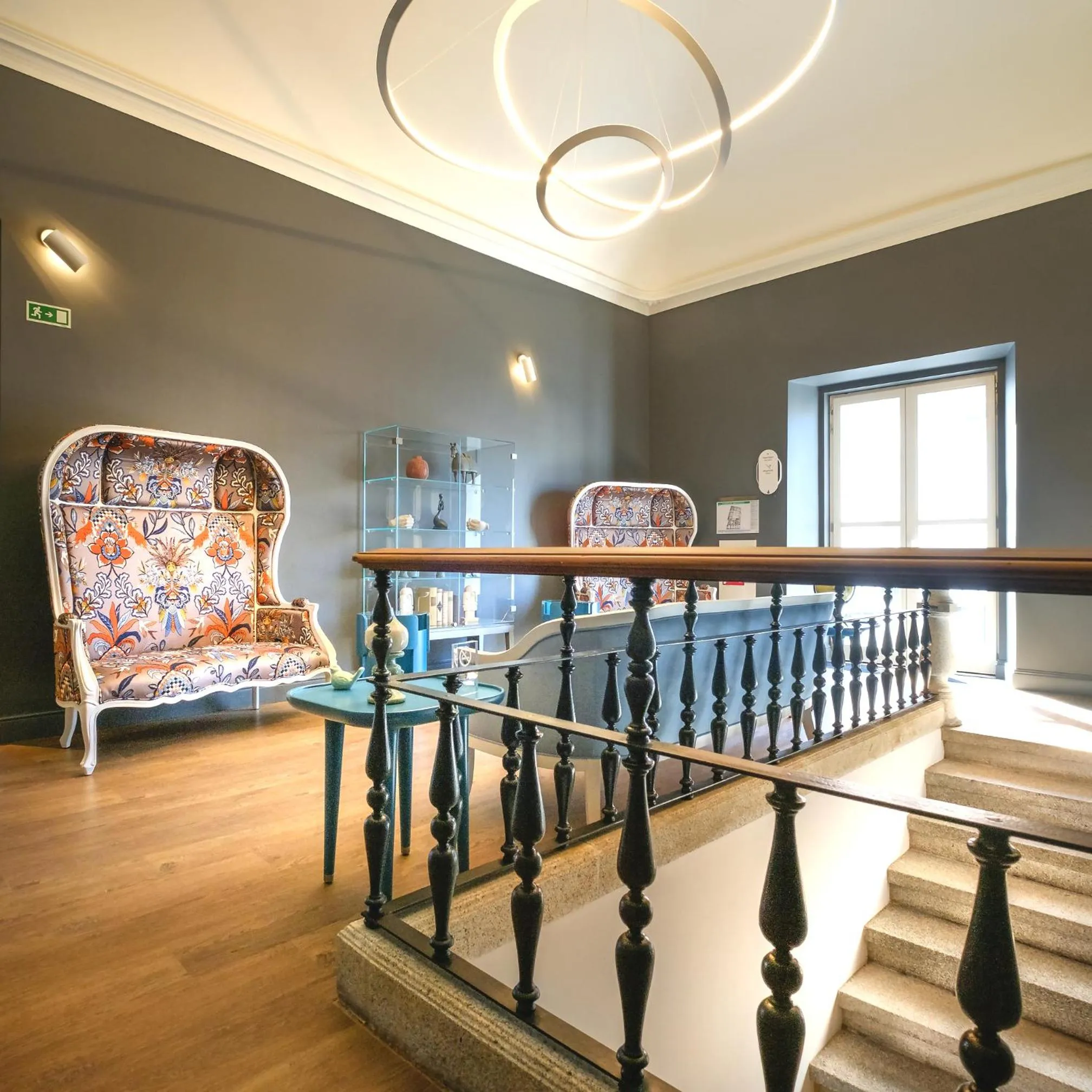 Seating area, Bed in MouraSuites Hotel