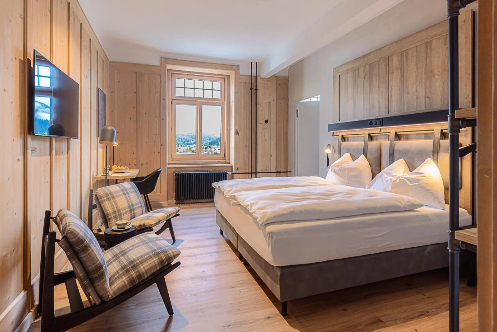 Photo of the whole room, Bed in ALPINE INN Davos