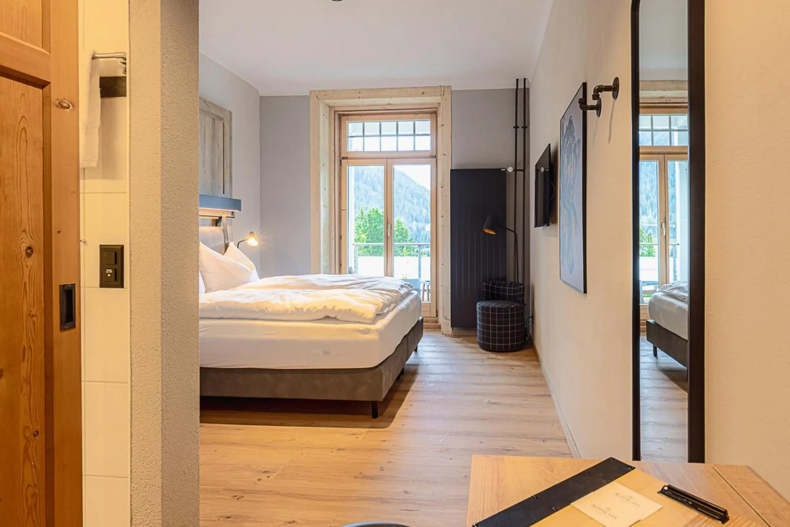 Photo of the whole room, Bed in ALPINE INN Davos