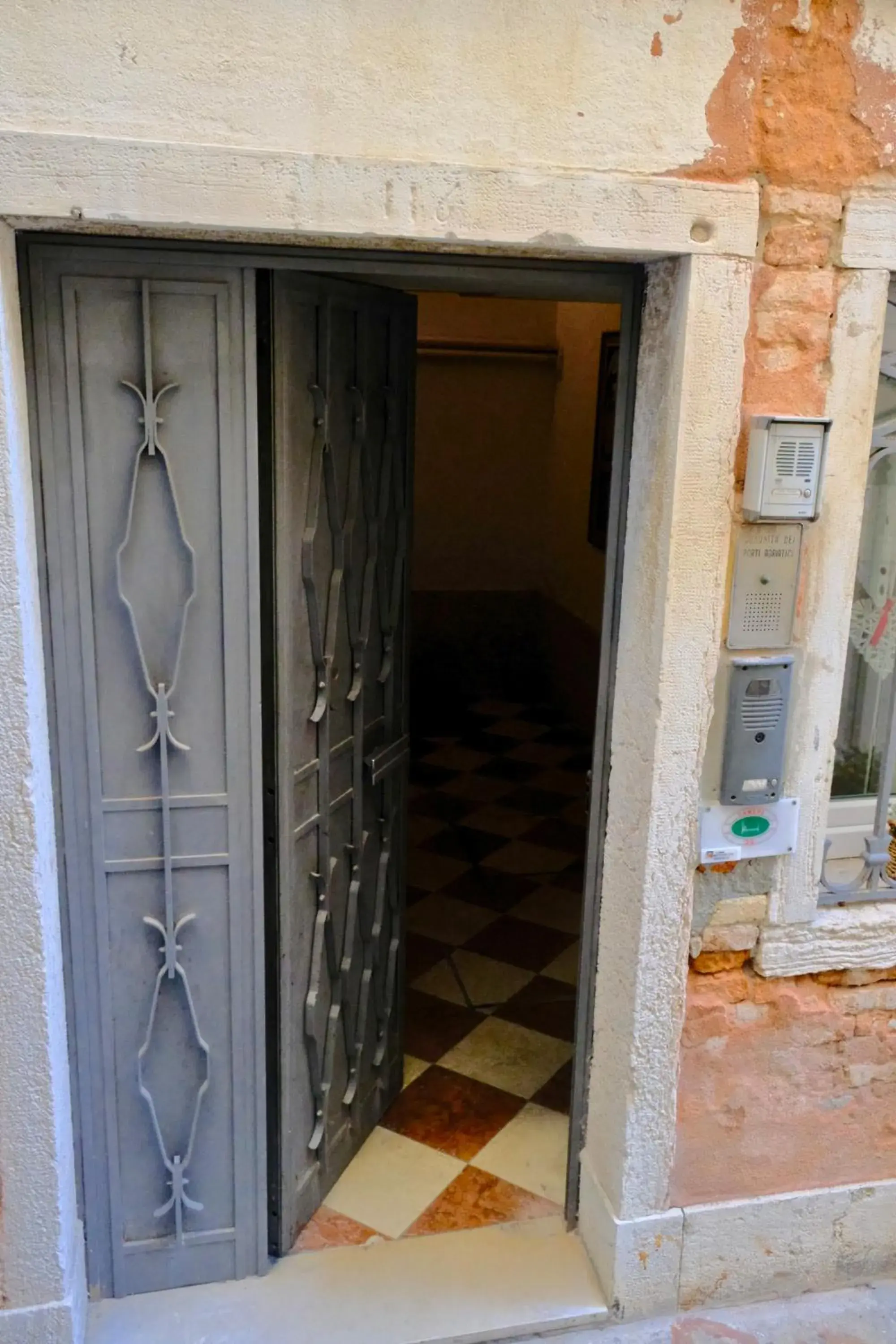 Facade/entrance in H O T E L S A N G A L L O l Facade/entrance in H O T E L S A N G A L L O l