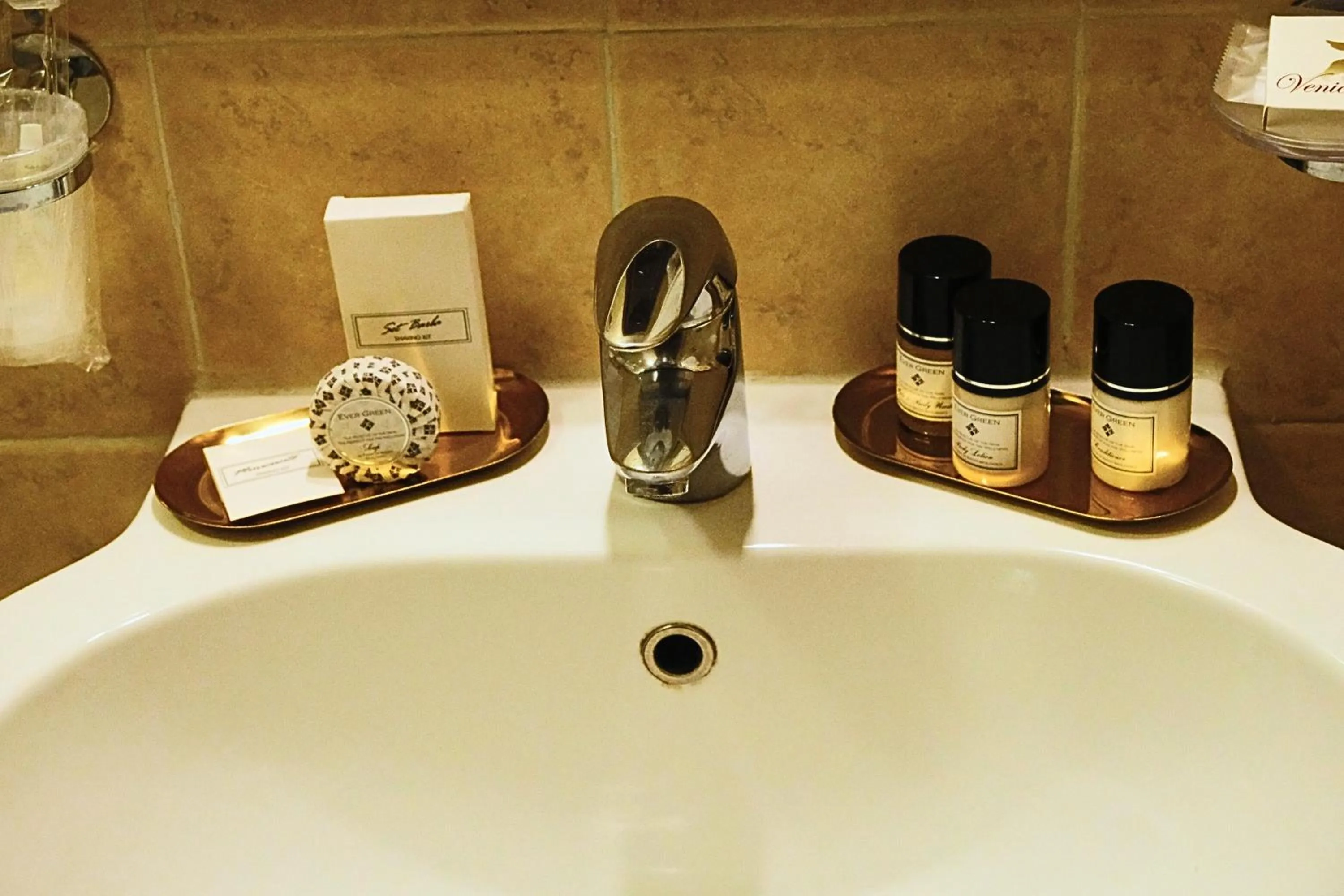 Bathroom in H O T E L S A N G A L L O l