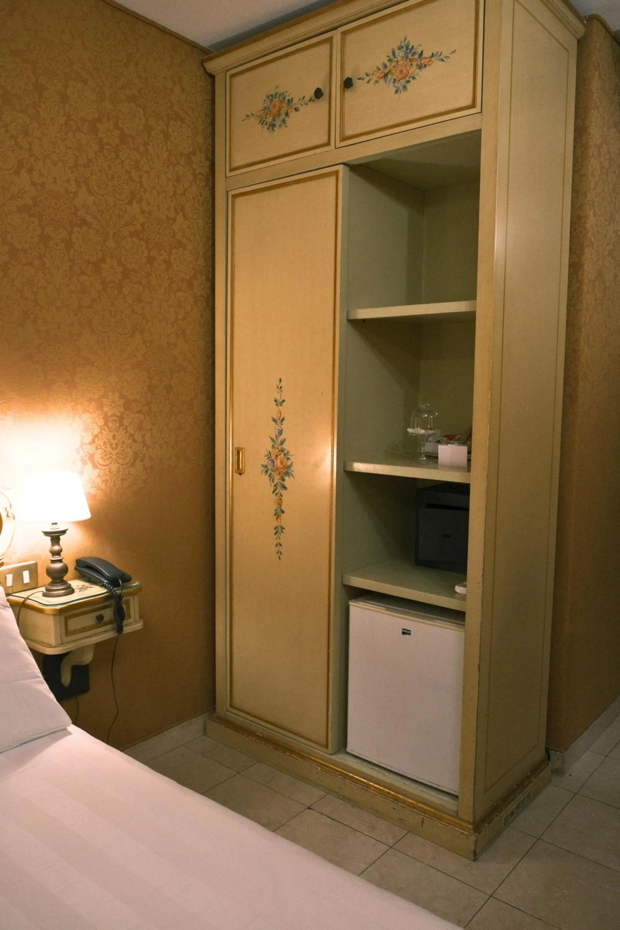 wardrobe, Bed in H O T E L S A N G A L L O l