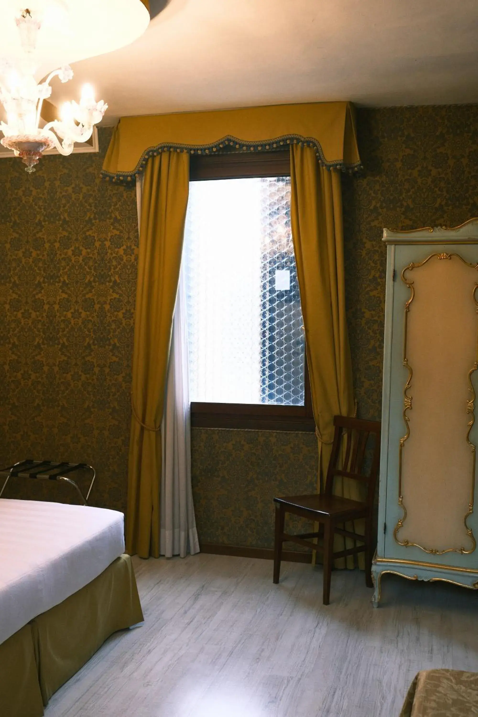 Photo of the whole room, Bed in H O T E L S A N G A L L O l Photo of the whole room, Bed in H O T E L S A N G A L L O l