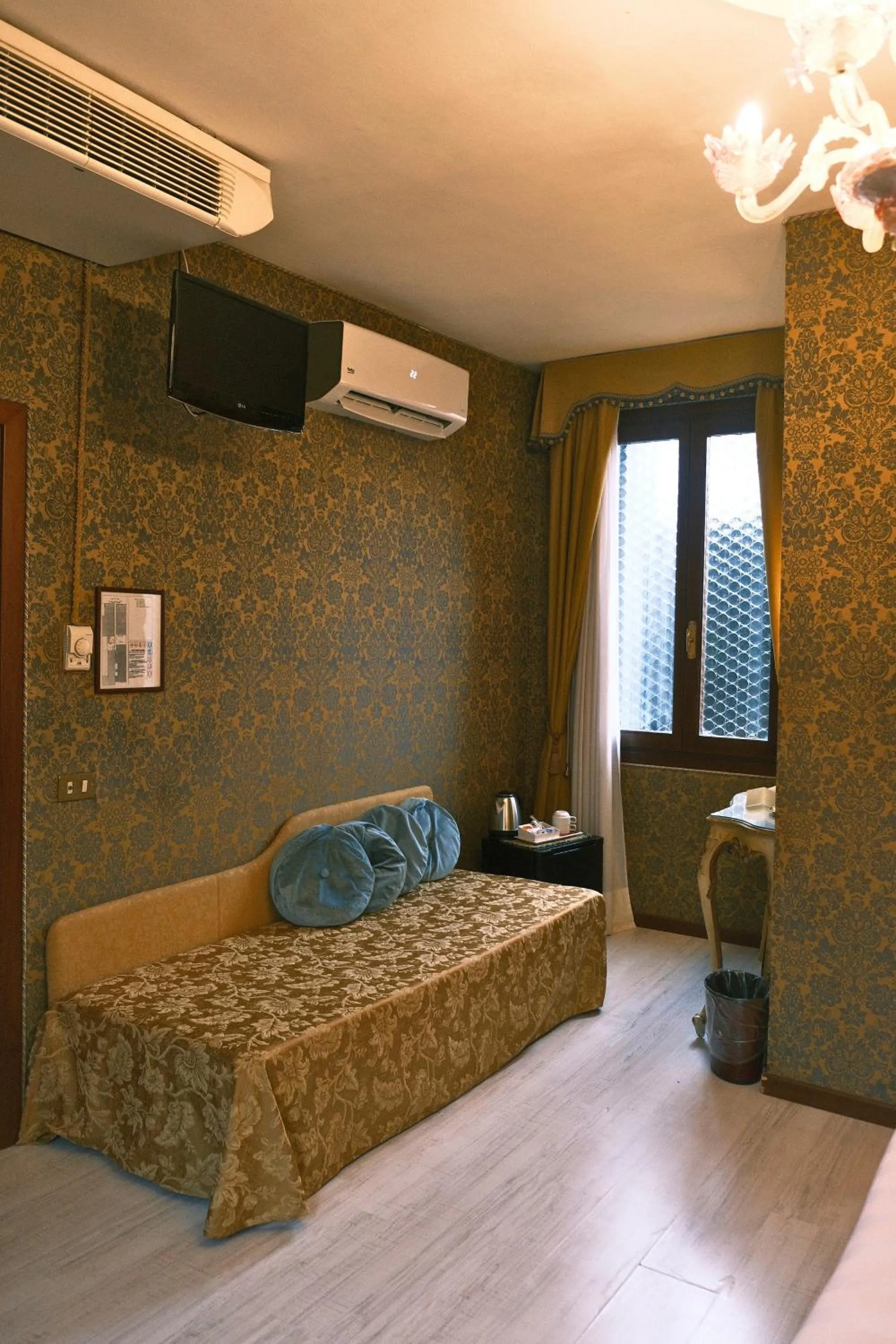 Photo of the whole room, Bed in H O T E L S A N G A L L O l