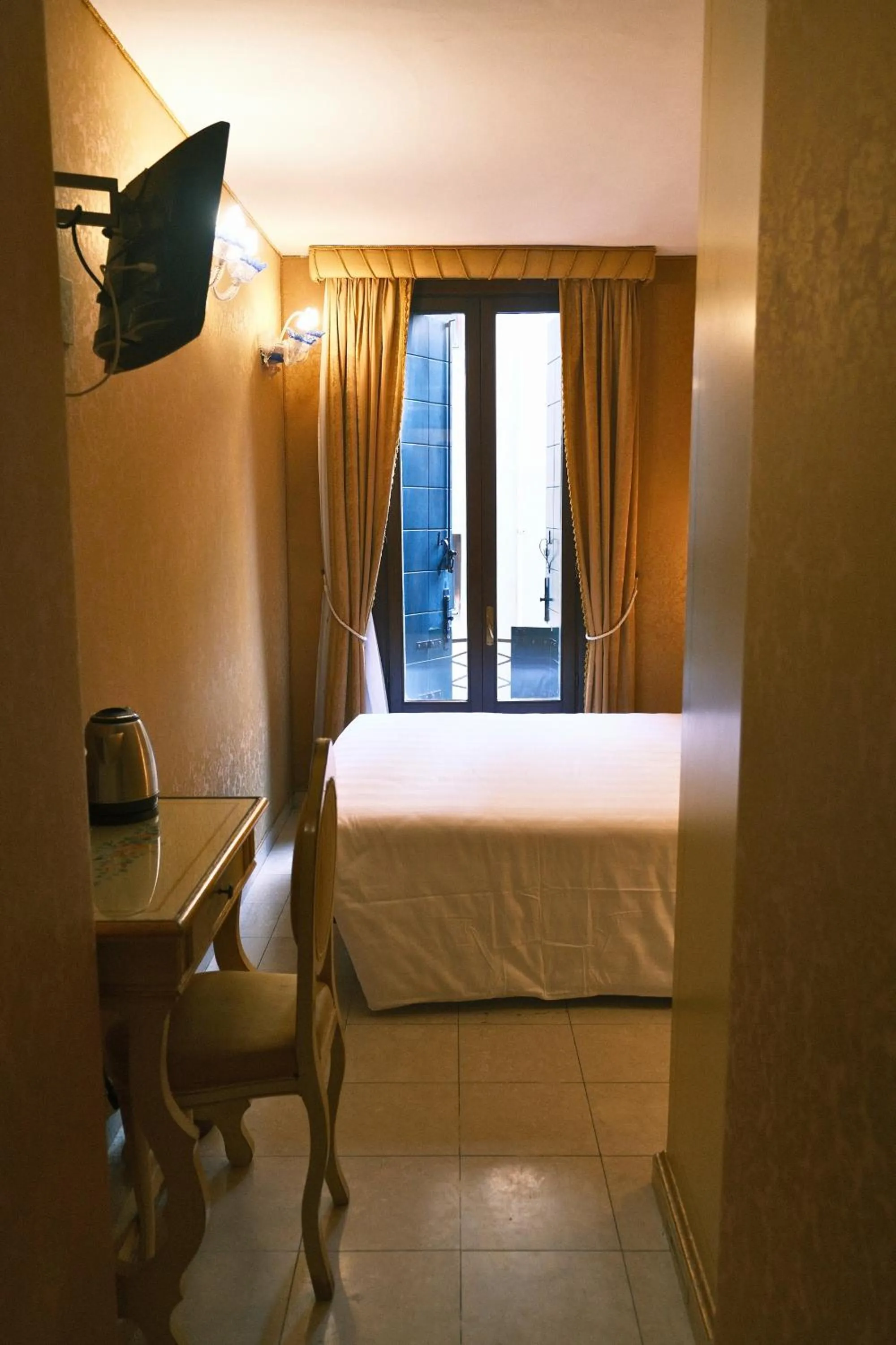 Photo of the whole room, Bed in H O T E L S A N G A L L O l