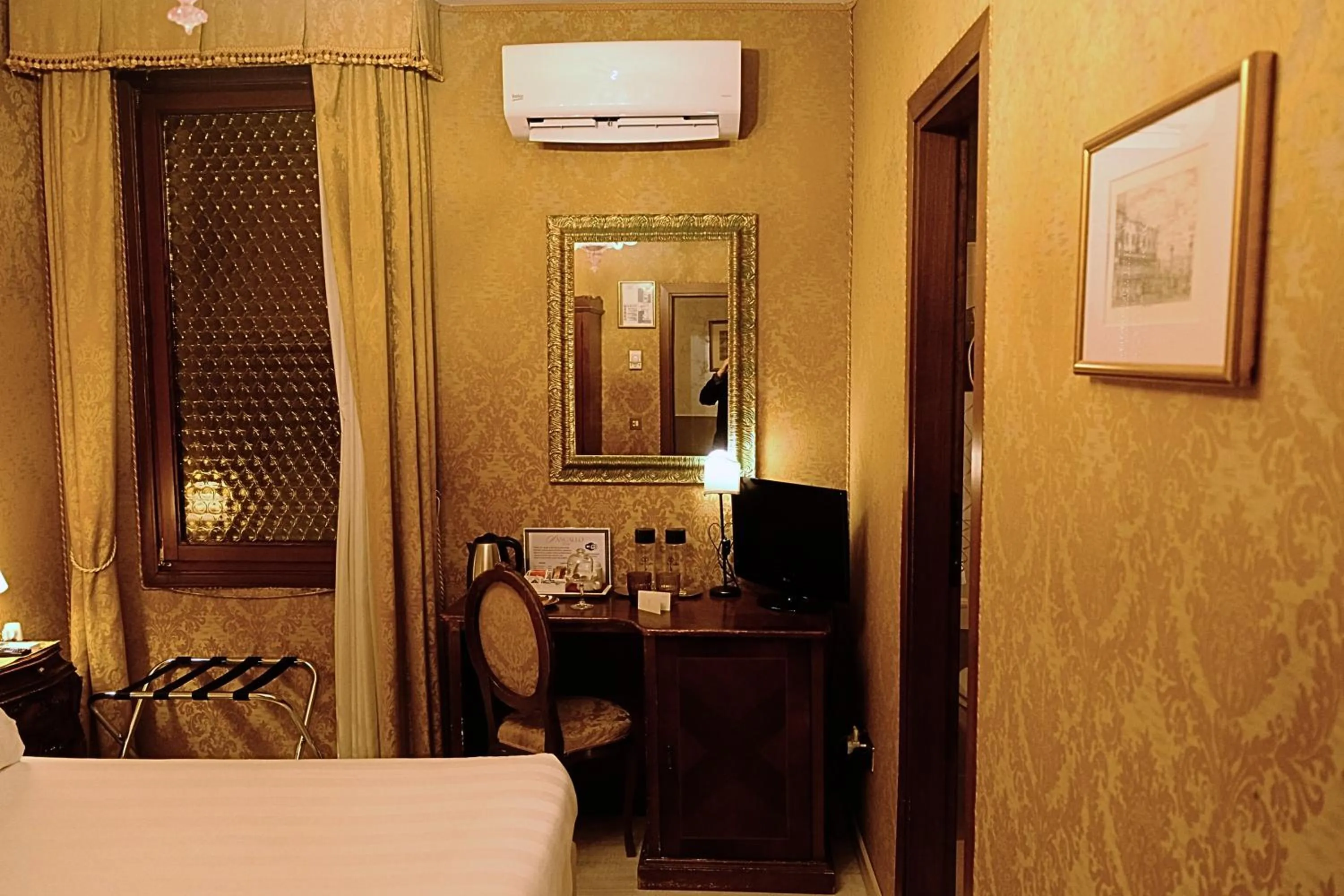 Photo of the whole room in H O T E L S A N G A L L O l