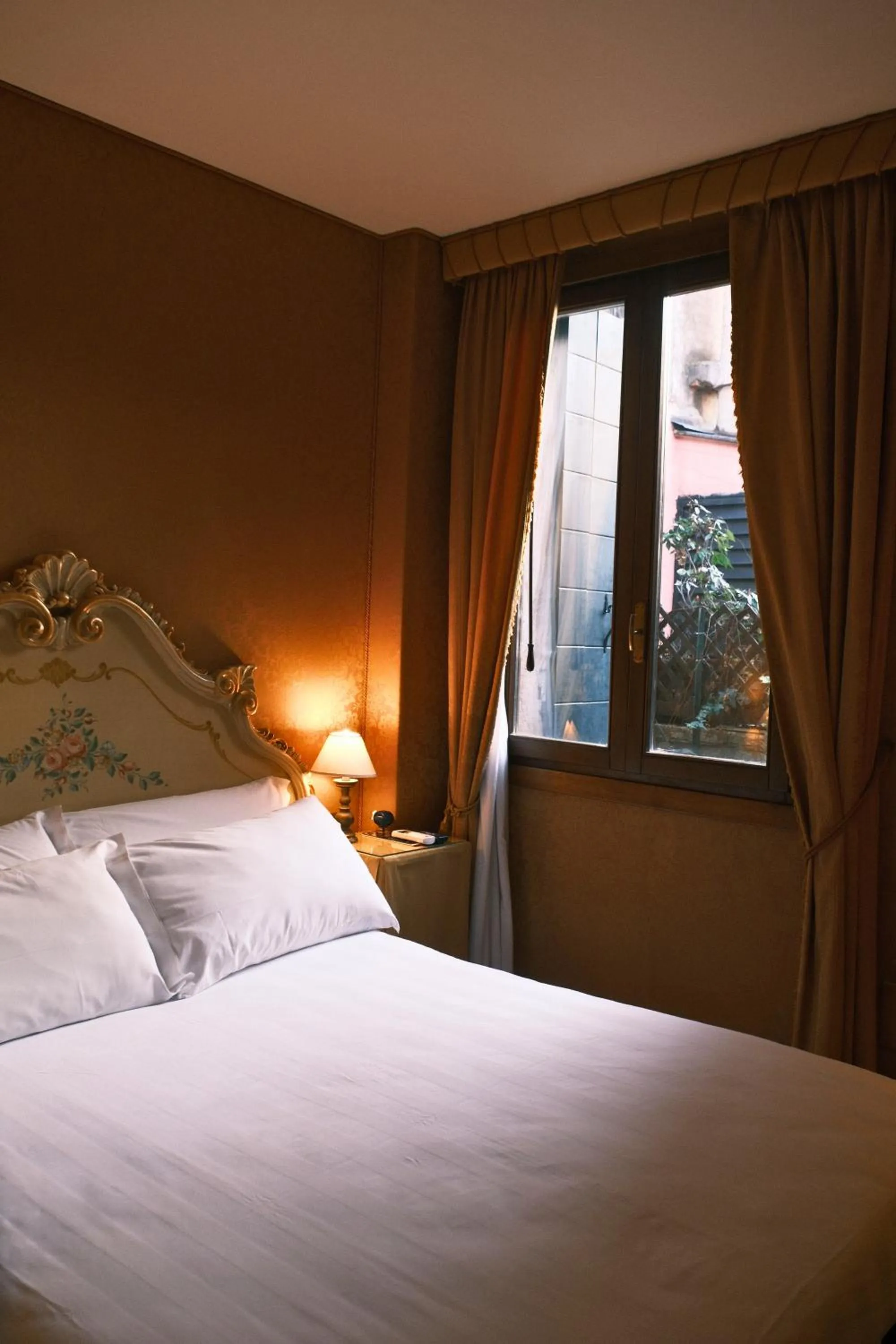 Photo of the whole room, Bed in H O T E L S A N G A L L O l