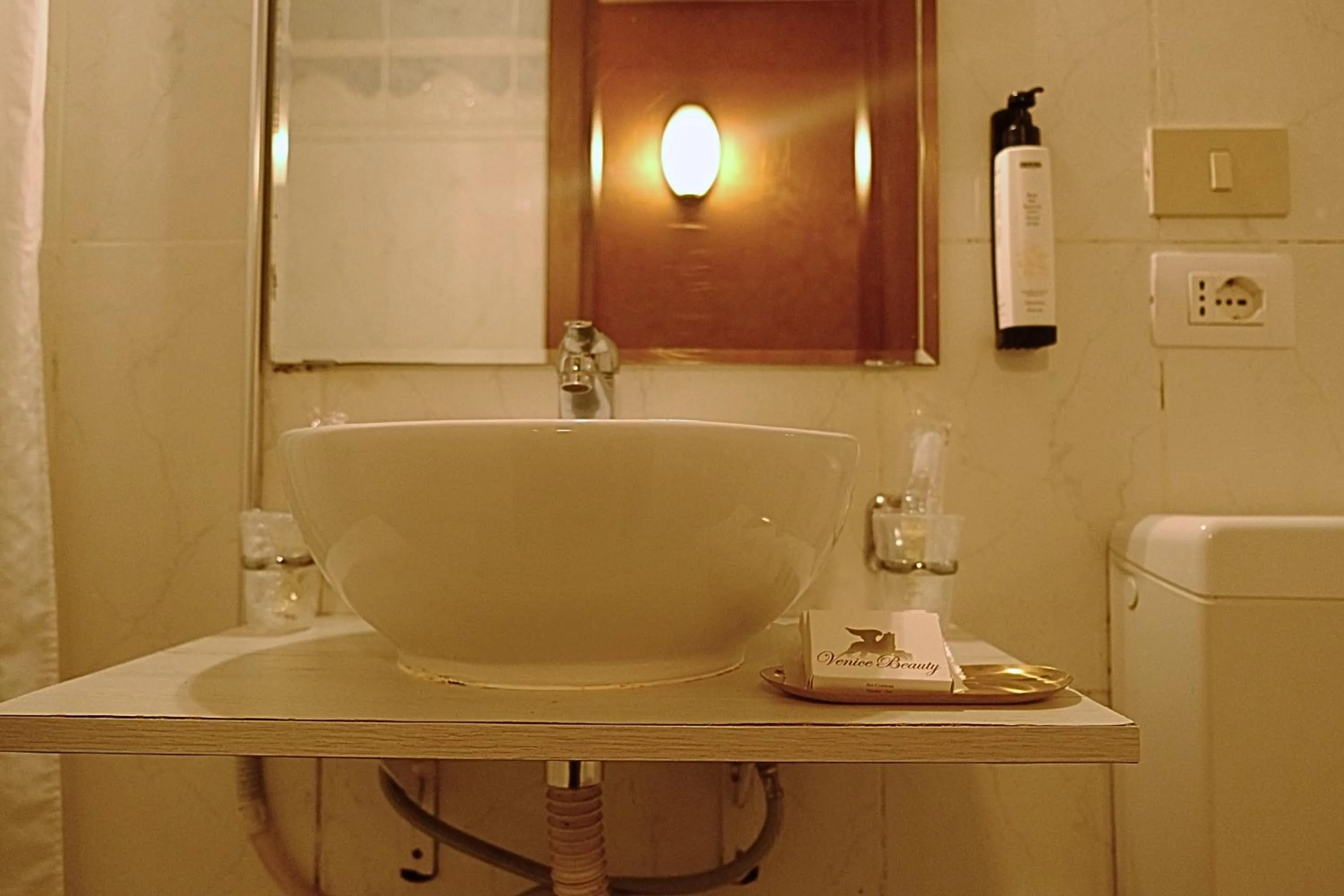 Bathroom in H O T E L S A N G A L L O l