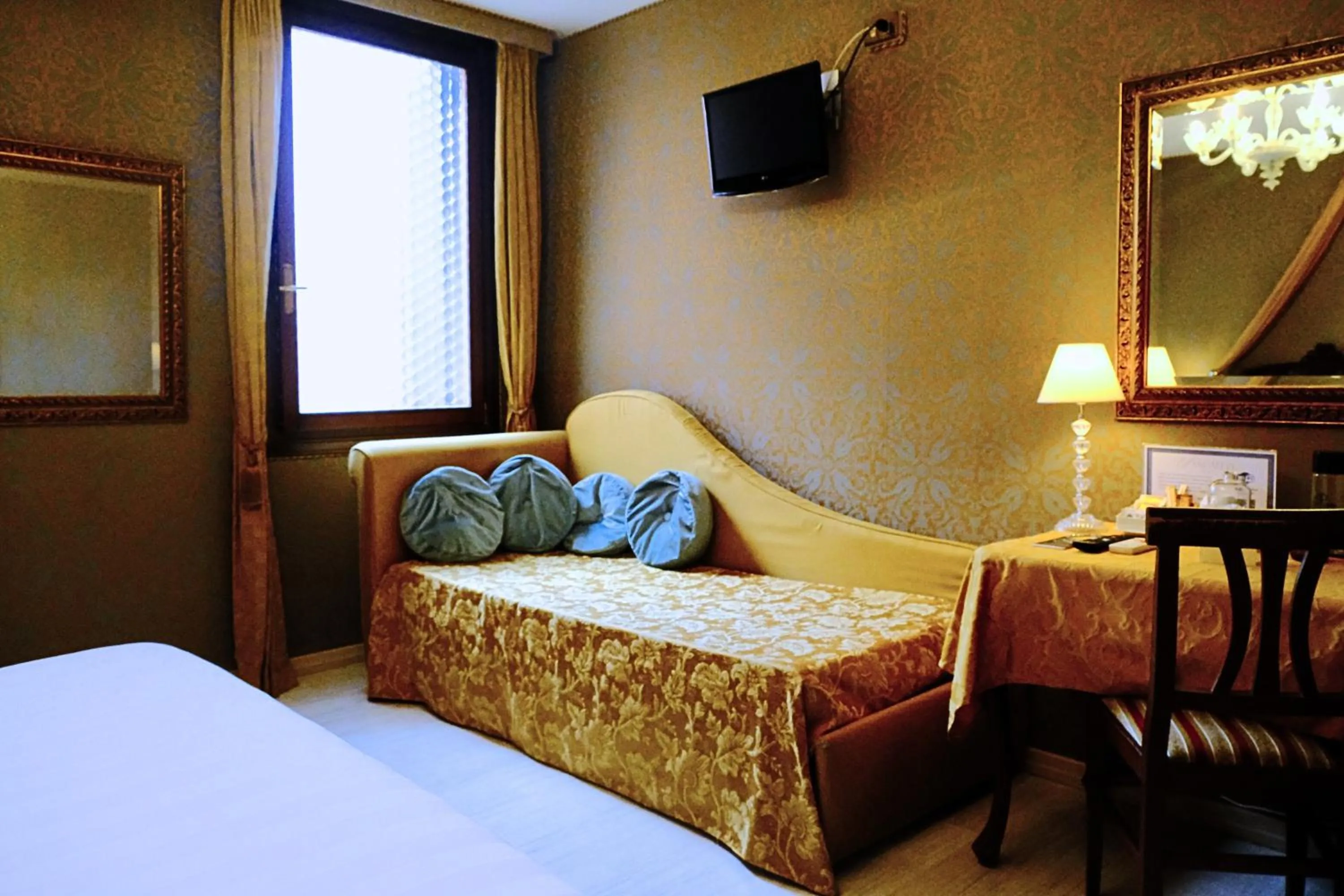 Bed in H O T E L S A N G A L L O l