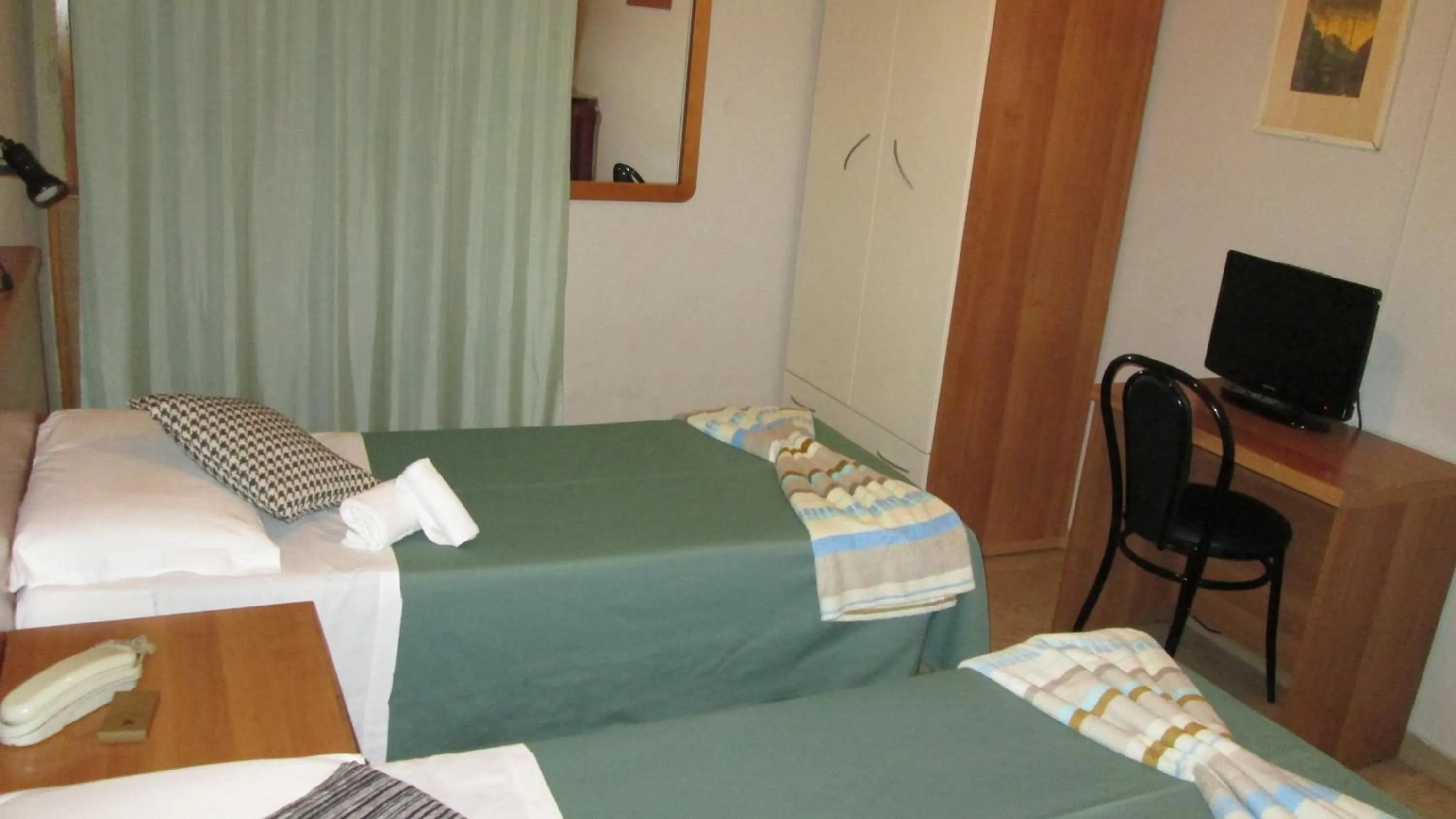 Bed, TV/Entertainment Center in Ca' Grande