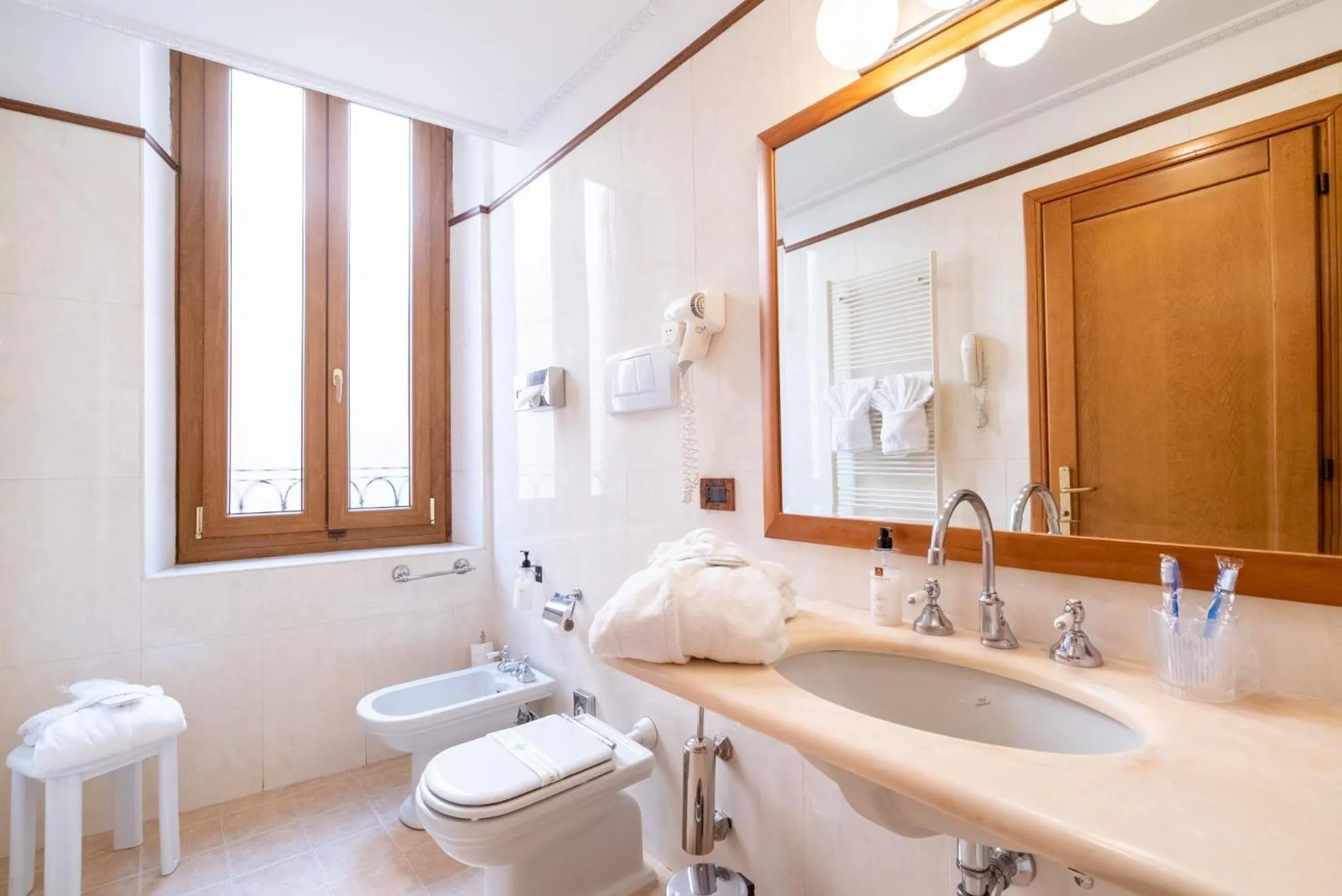 Toilet in Strozzi Palace Hotel