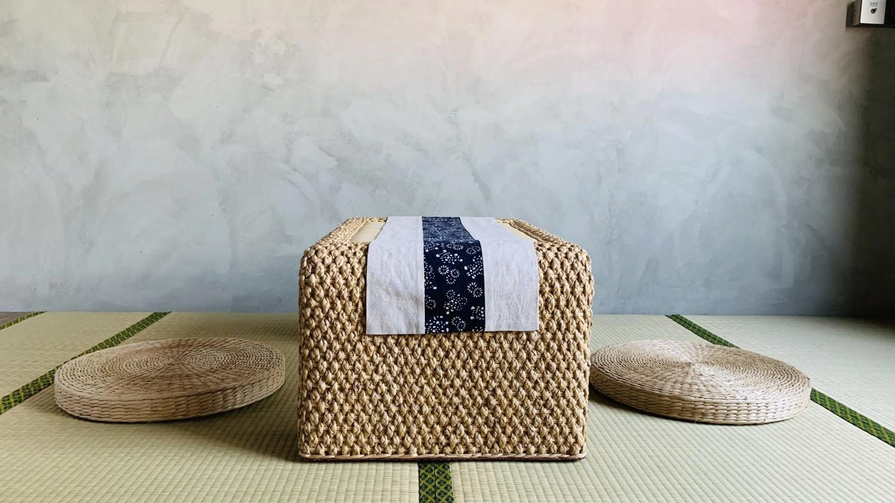 Decorative detail in The Retro Tai-Pan