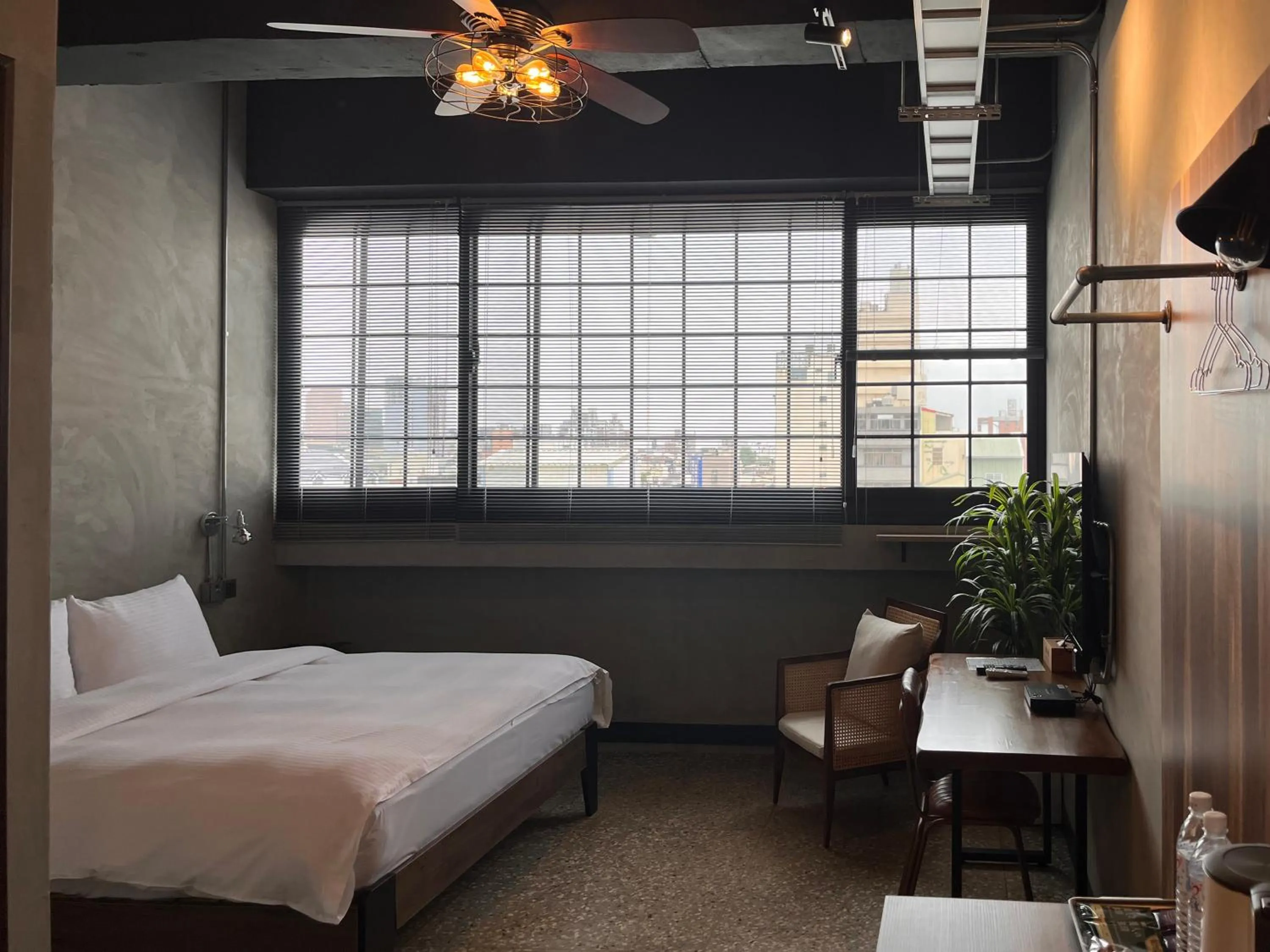 Bed in The Retro Tai-Pan