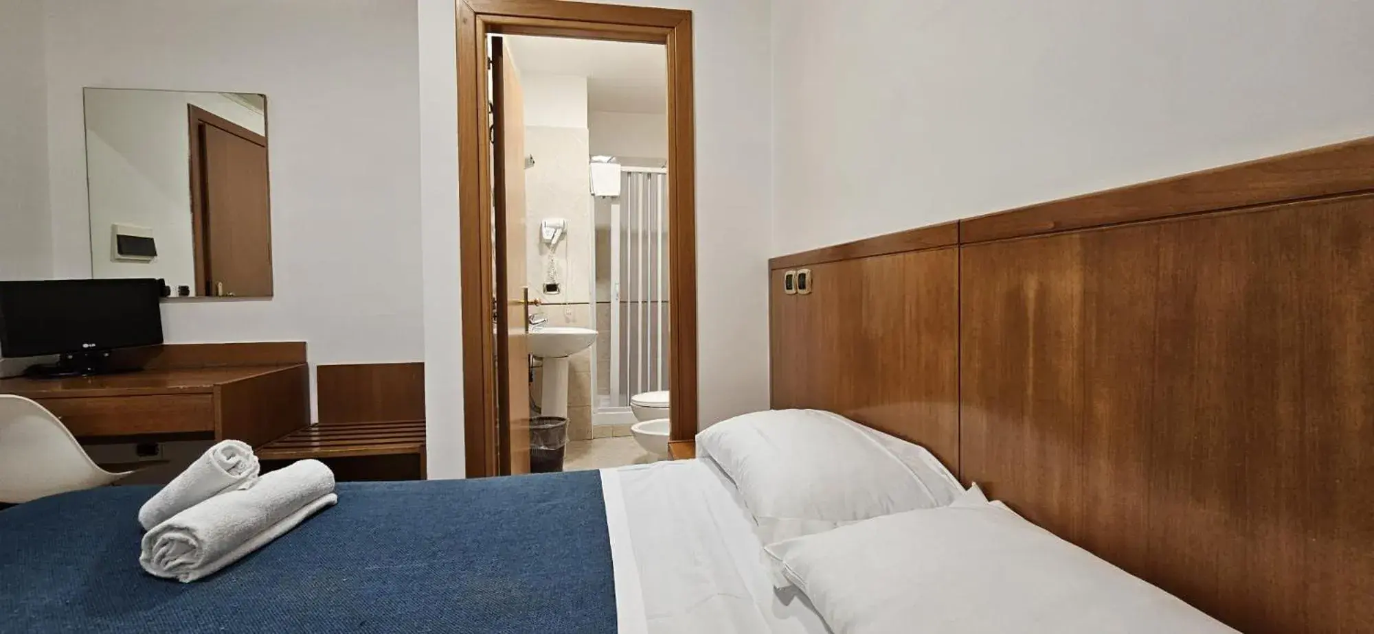 TV and multimedia, Bed in Hotel Zara Napoli TV and multimedia, Bed in Hotel Zara Napoli