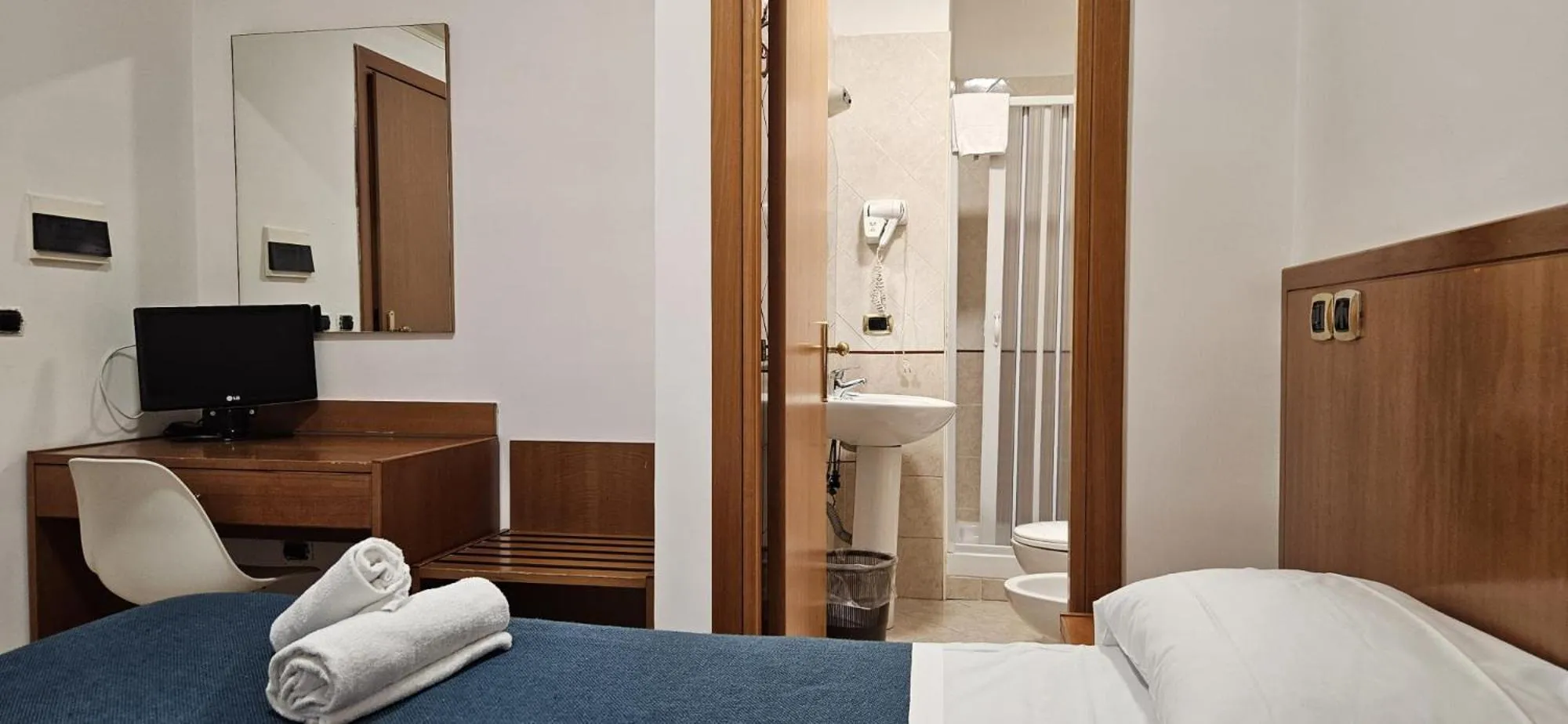 Bathroom, Bed in Hotel Zara Napoli