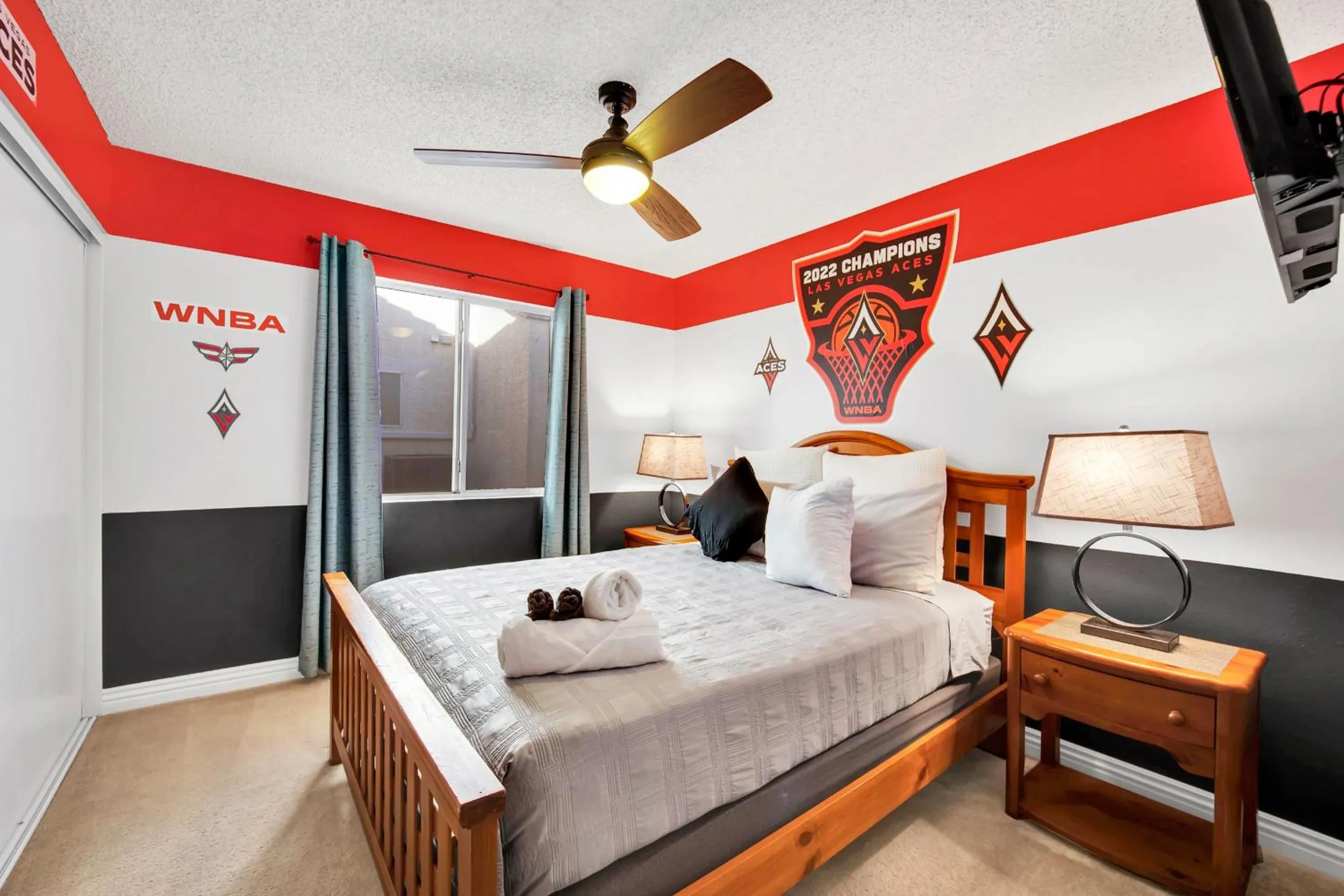 Bed in Sports Themed--Automated King Bed--Family Friendly--5 miles to Strip