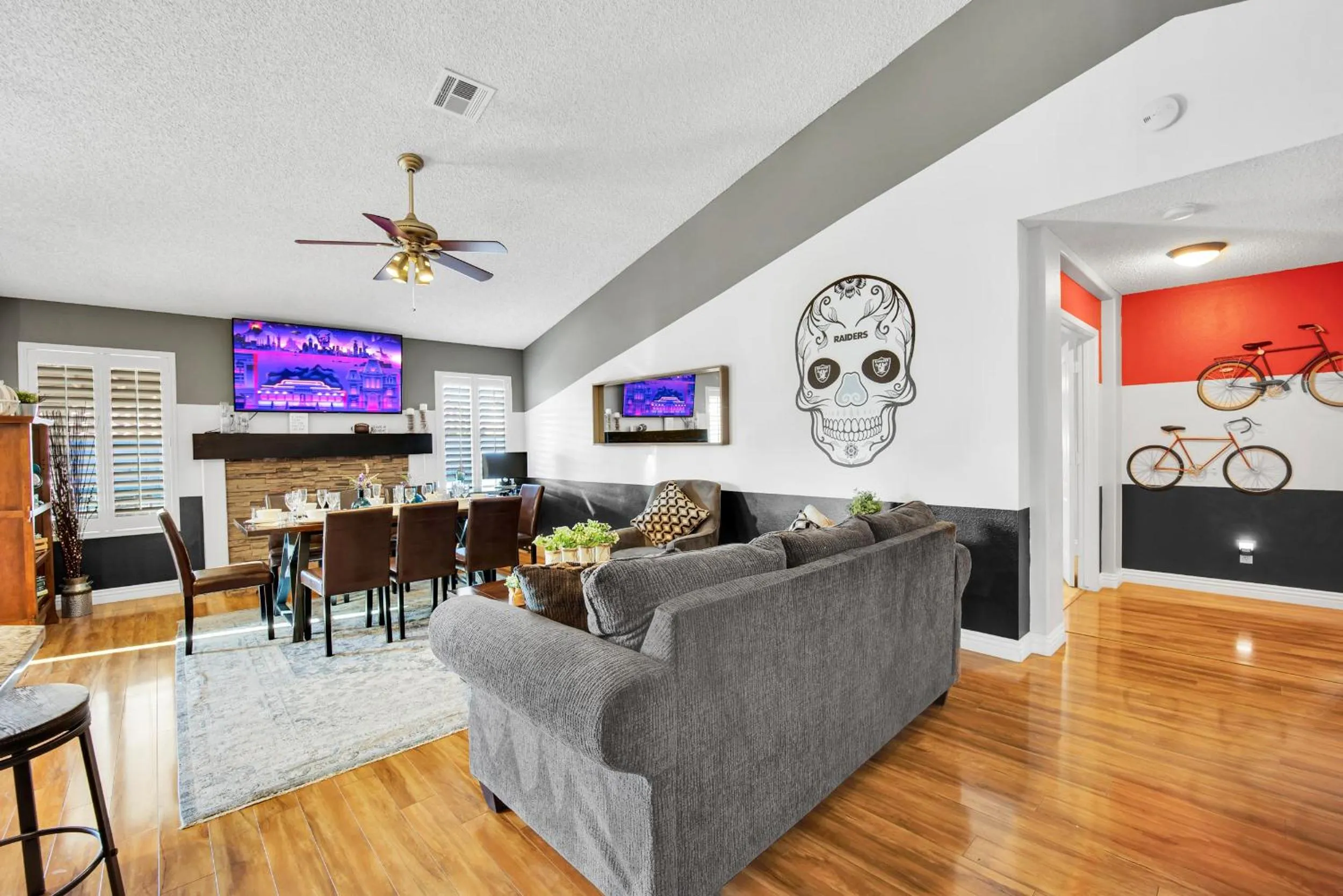 Communal lounge/ TV room in Sports Themed--Automated King Bed--Family Friendly--5 miles to Strip