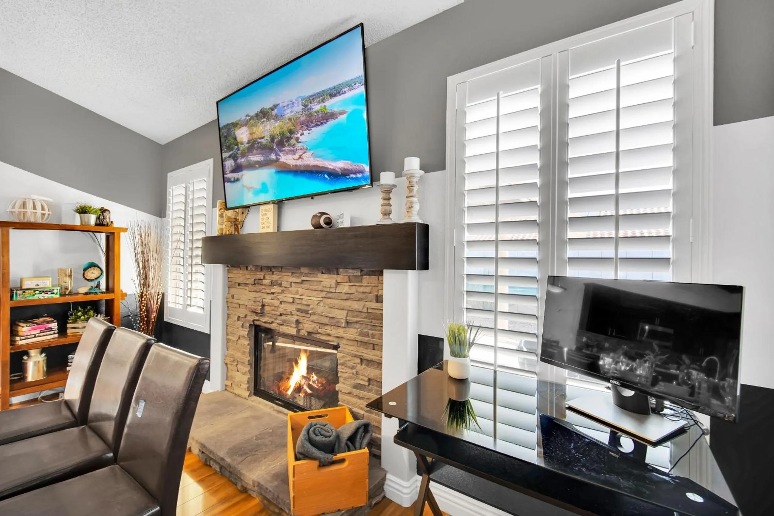 Communal lounge/ TV room in Sports Themed--Automated King Bed--Family Friendly--5 miles to Strip