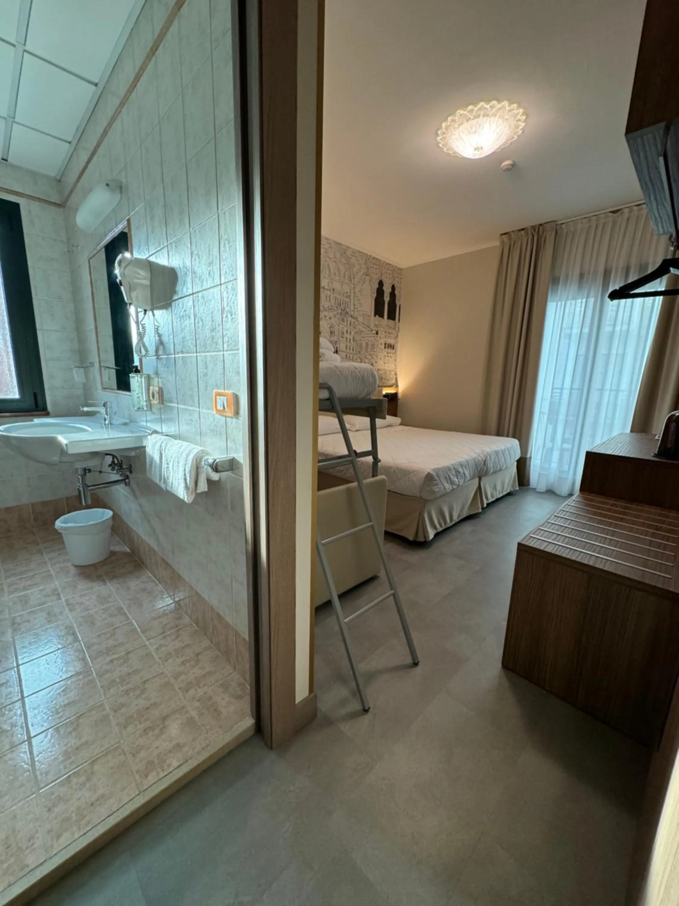 Bathroom, Bed in Hotel Marco Polo 3 Stelle Superior
