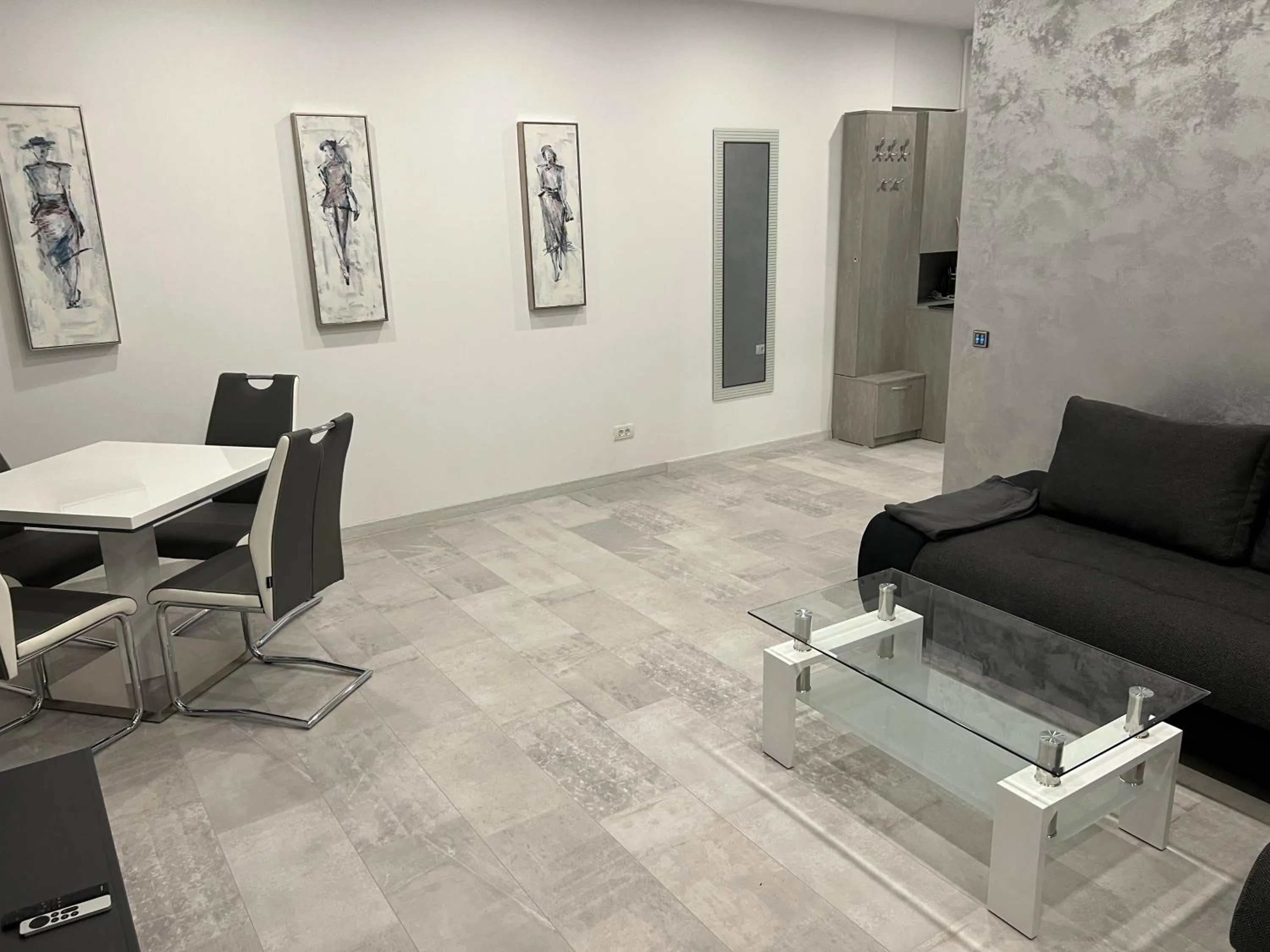 Living room in Stunning 2-Room Penthouse with Lakeview W11